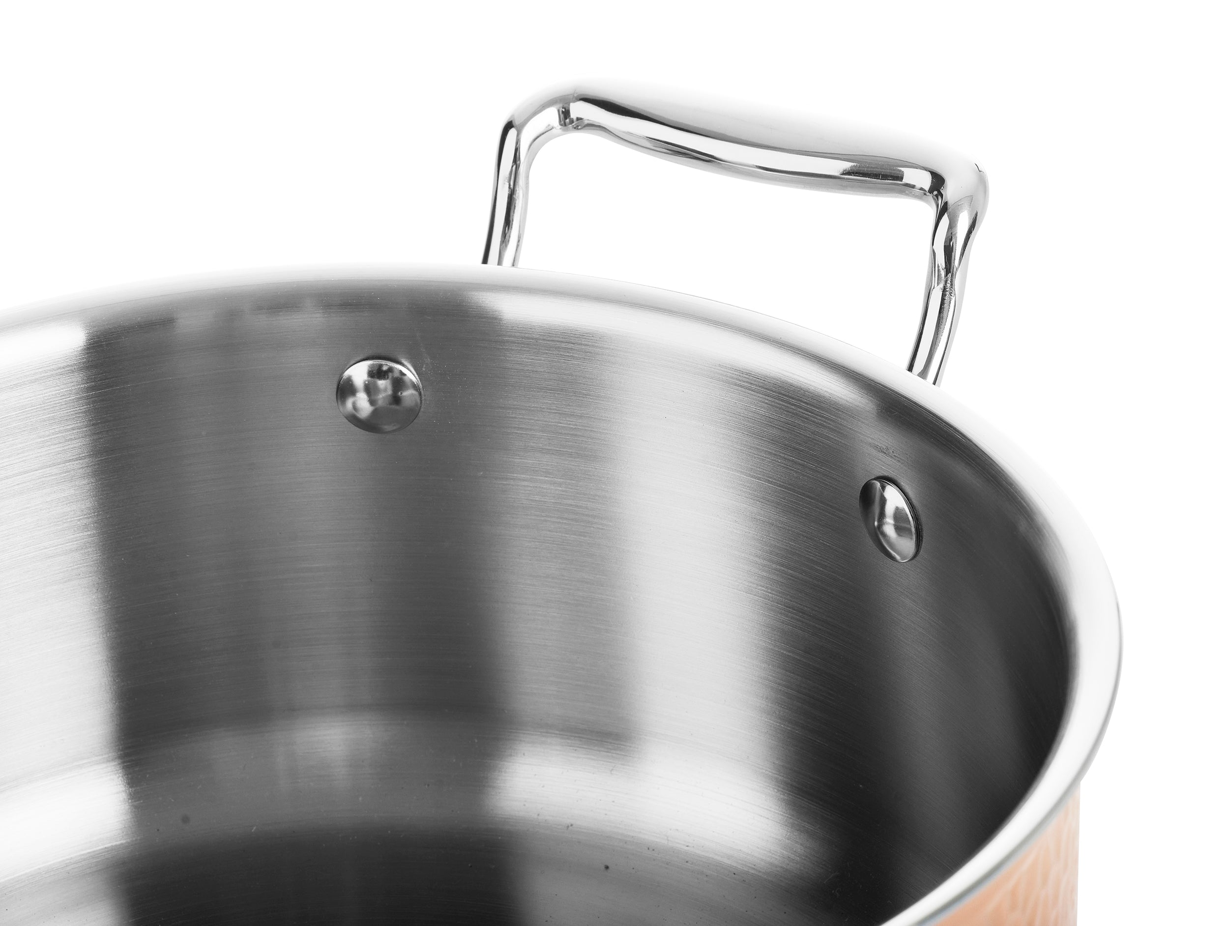 Primer plano de una olla plateada con asa metálica brillante y exterior texturizado.