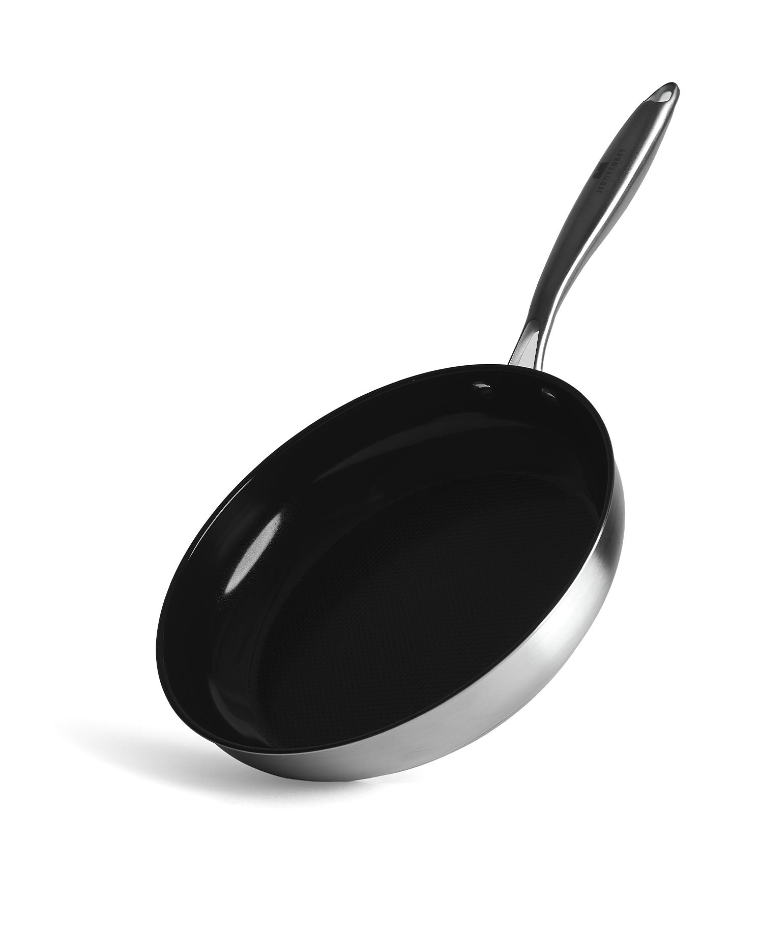 Una sartén plateada con interior y mango negros.