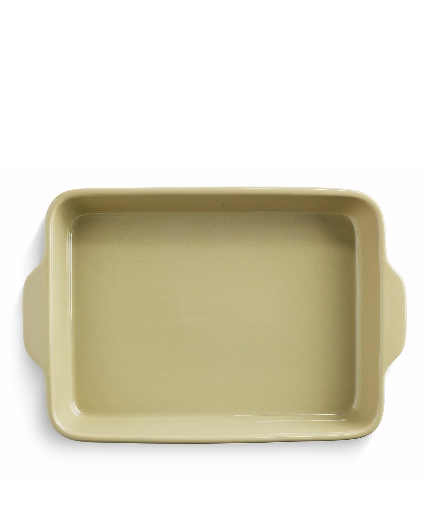 Una fuente rectangular para hornear de color beige claro con asas, aislada en blanco.