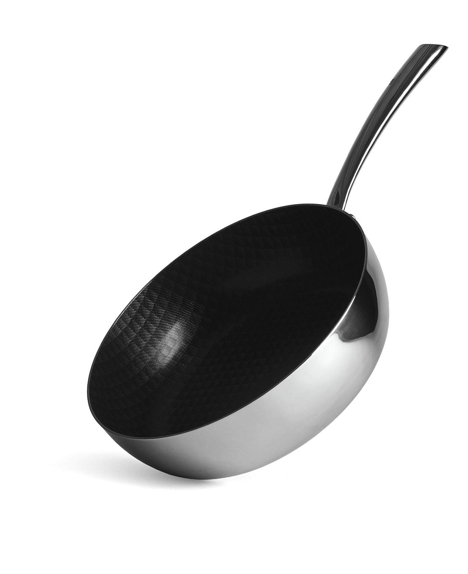 Un wok plateado brillante con interior negro sobre fondo blanco.