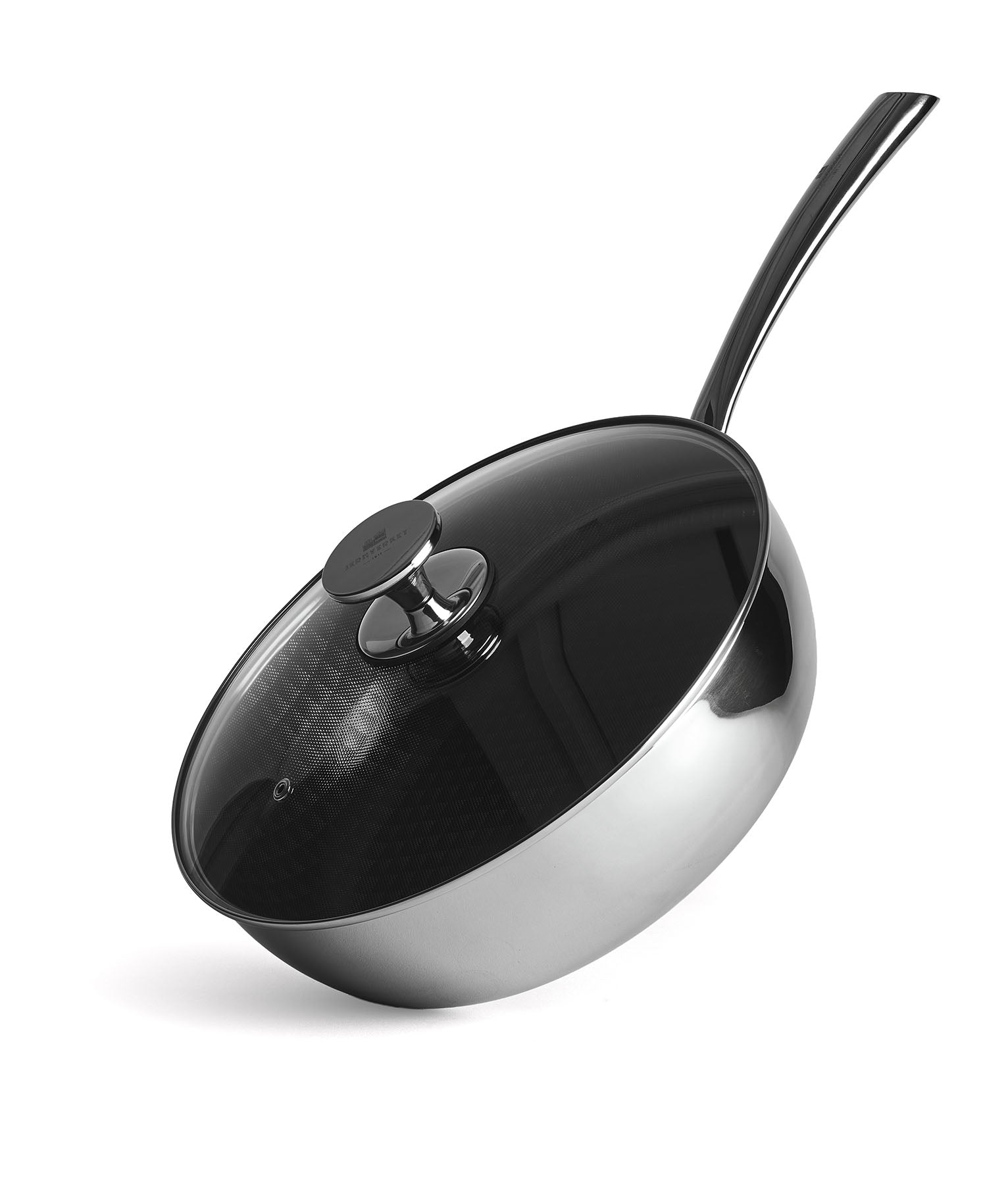 Wok de metal brillante con tapa y mango de cristal negro sobre fondo blanco.