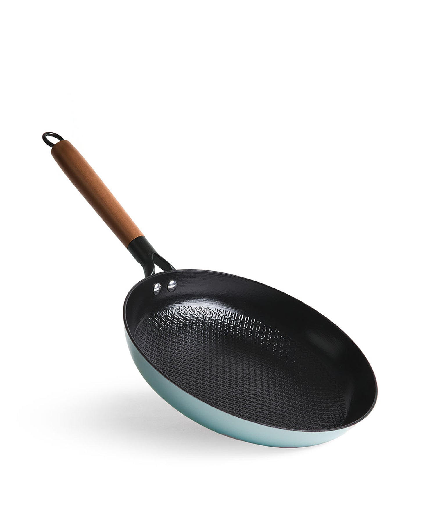 Una sartén azul claro con mango de madera y interior texturizado negro.