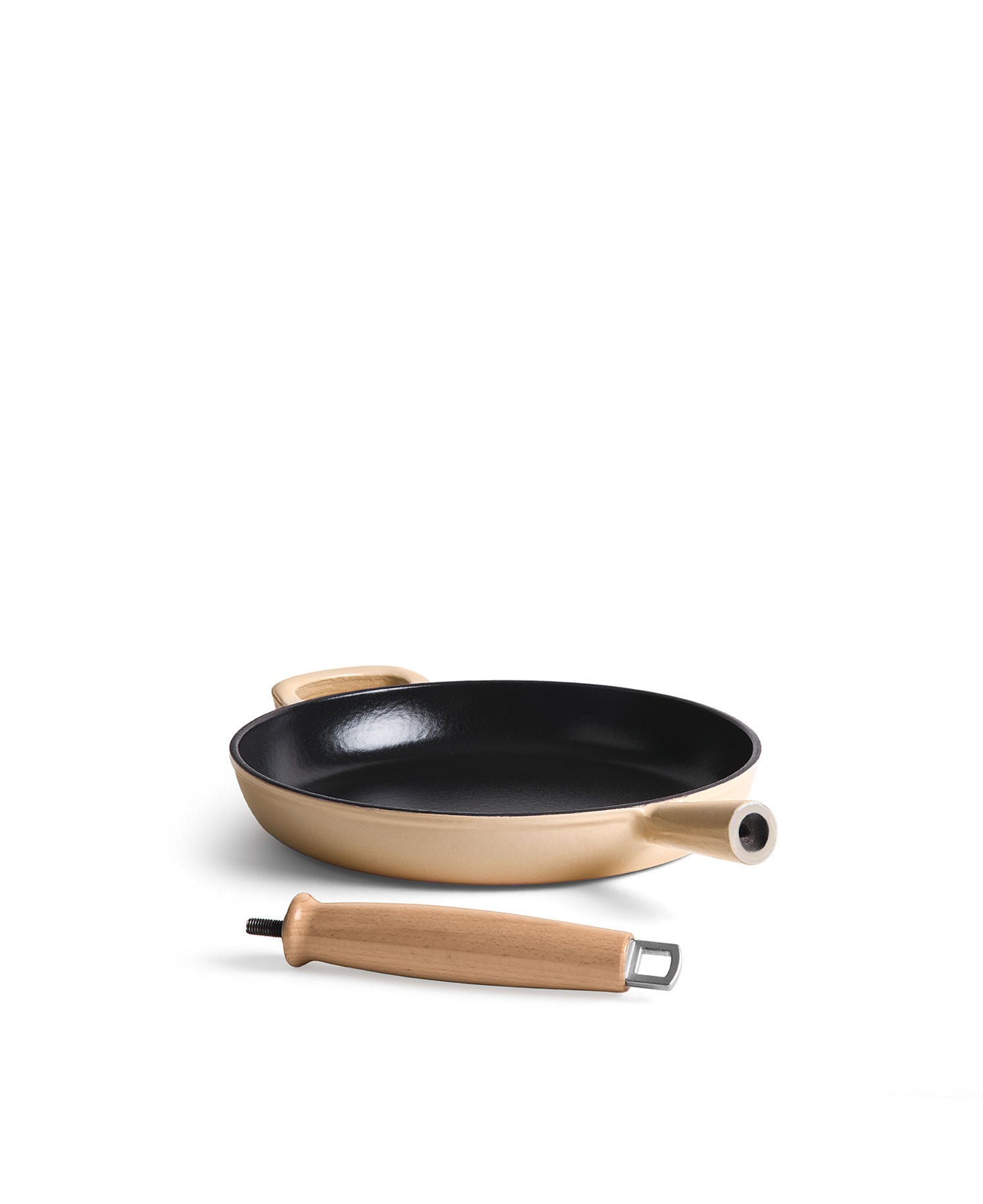 Una sartén dorada con interior negro y un mango de madera desmontable.