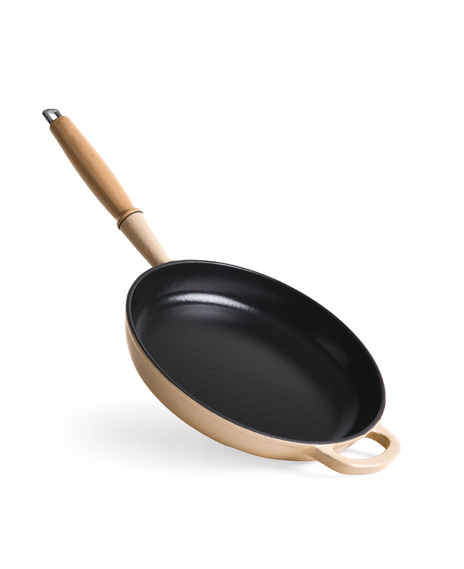 Una sartén beige con interior negro y mango de madera.