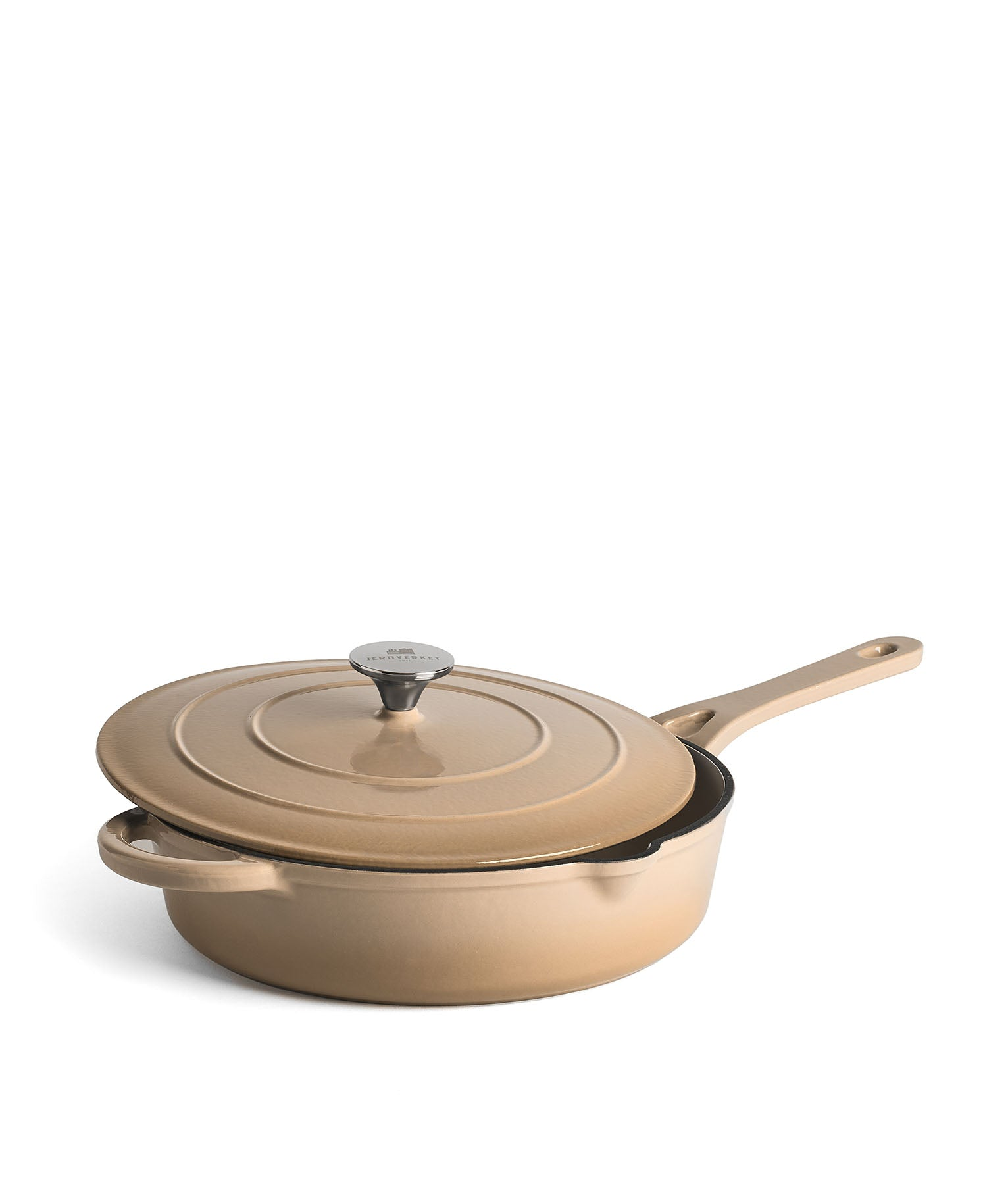 Una sartén estofada de hierro fundido color canela con tapa.