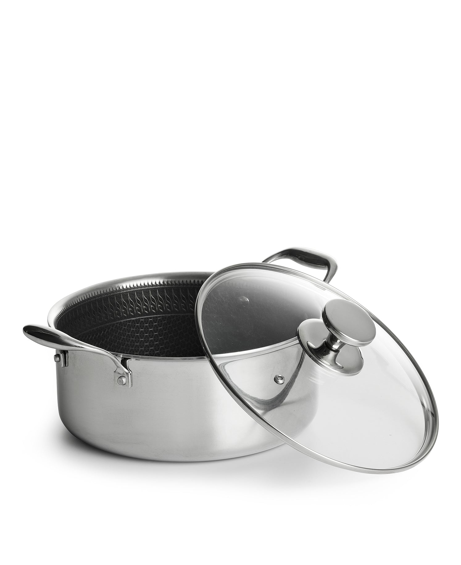 Una olla de metal brillante con una tapa de cristal transparente, abierta.