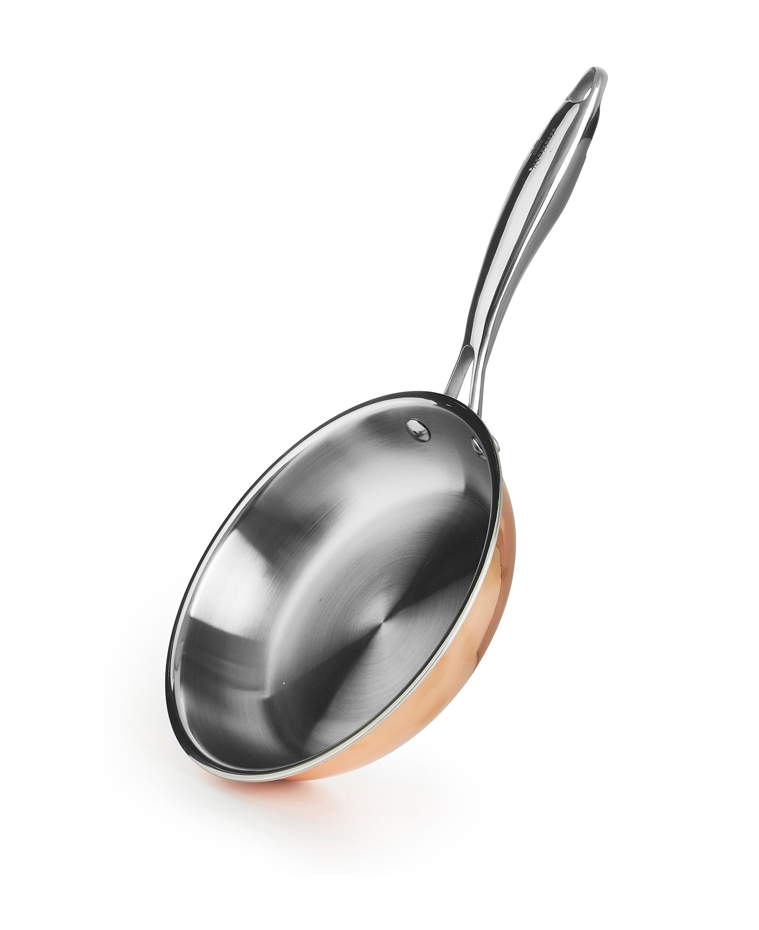 Una sartén de cobre y acero inoxidable brillante con mango largo sobre fondo blanco.