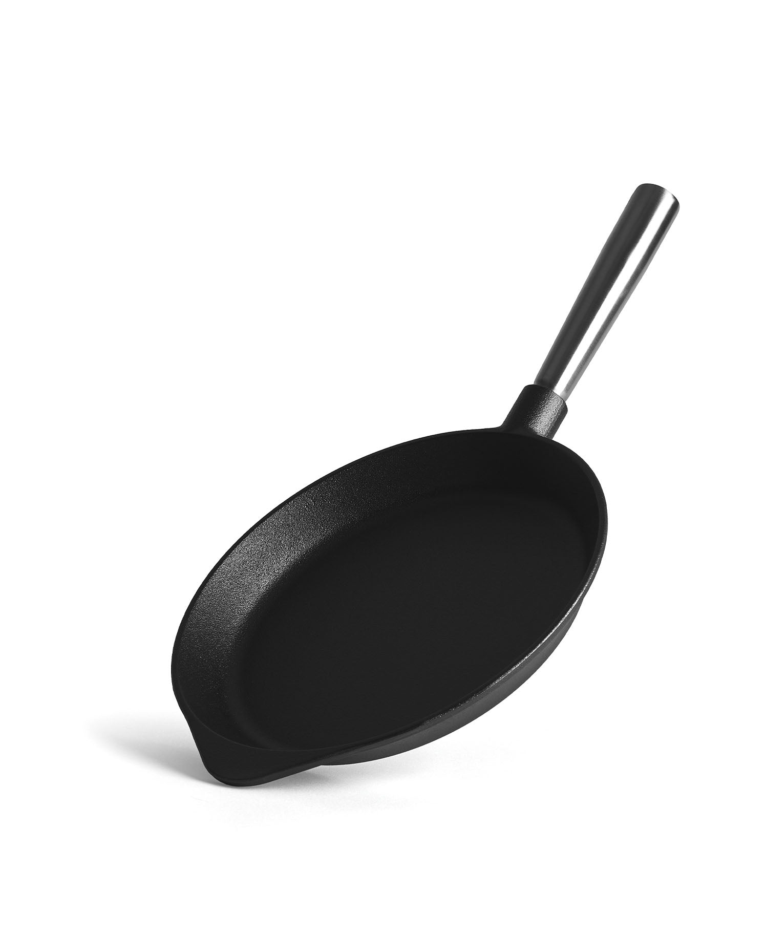 Una sartén negra con mango plateado, aislada sobre fondo blanco.