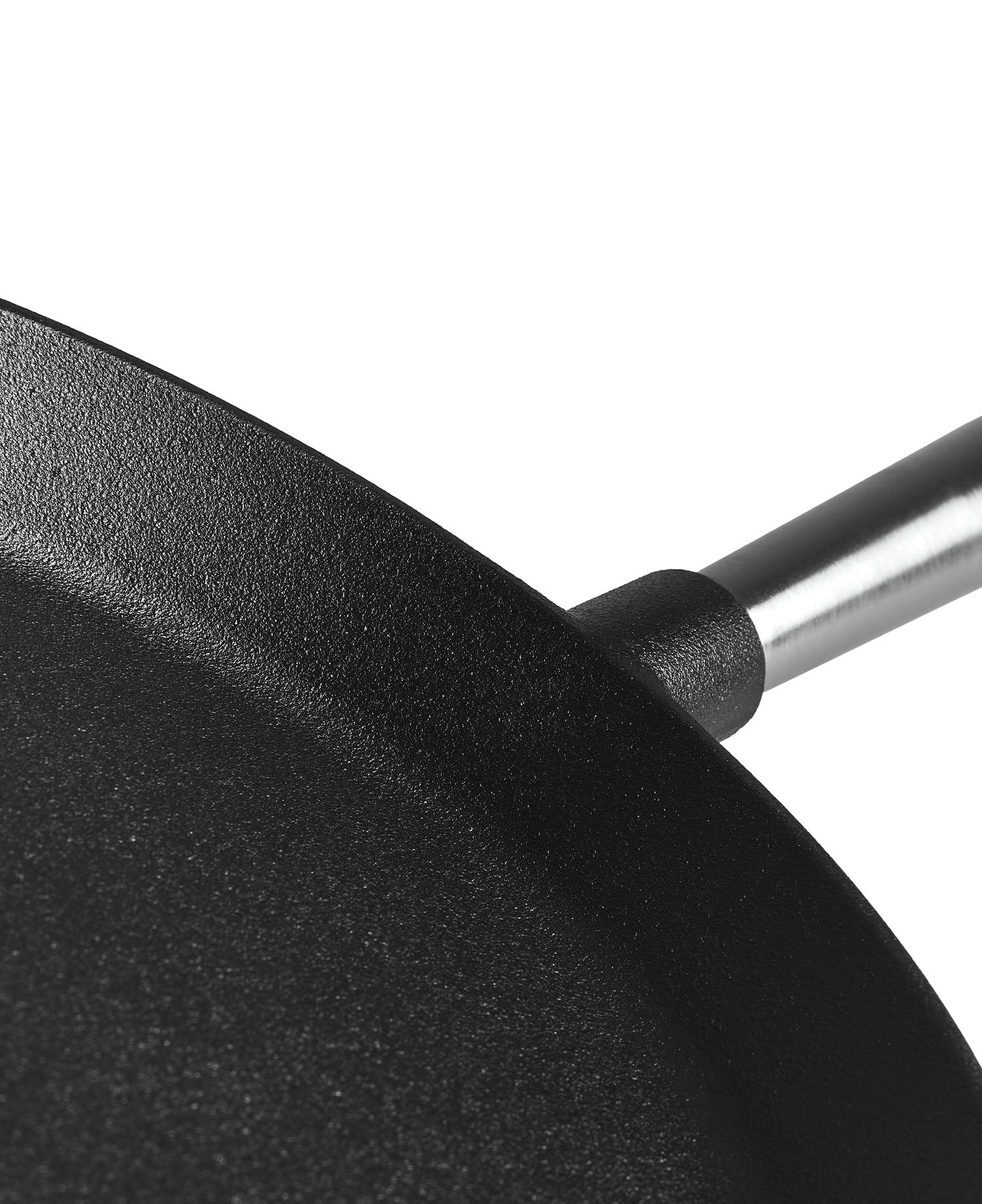 Primer plano de una sartén negra con mango de metal.