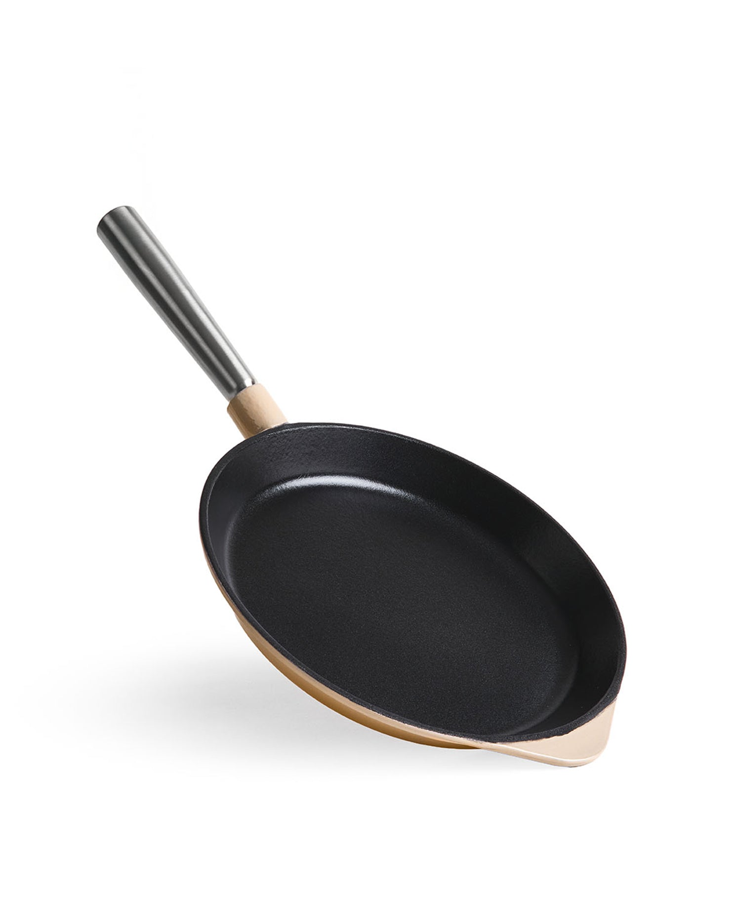 Una sartén ovalada con revestimiento negro, mango de madera y mango de metal. Fondo blanco.