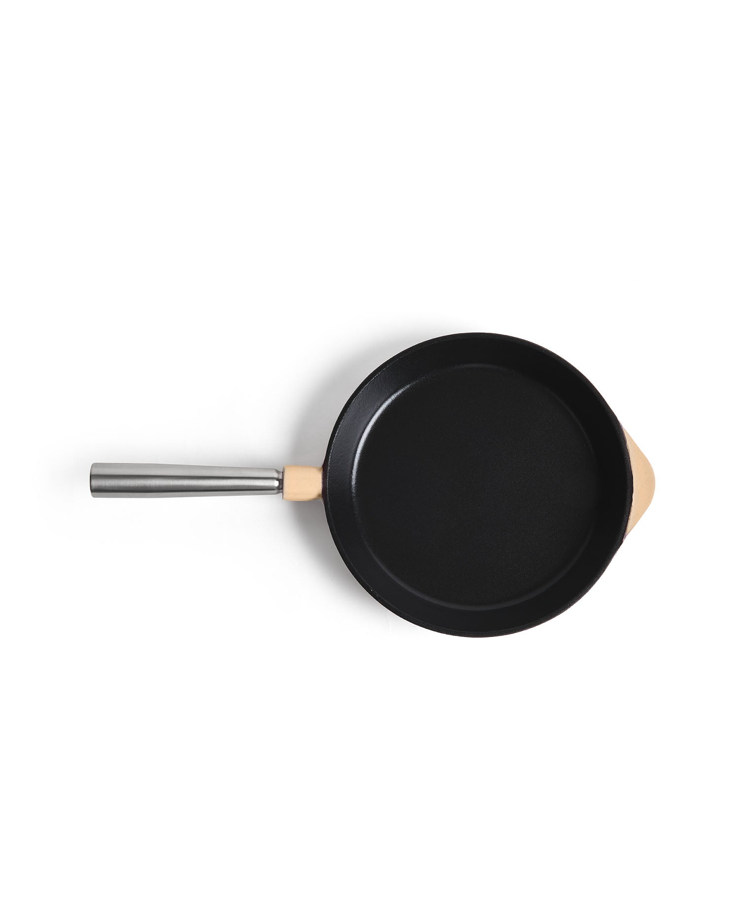 Sartén negra con mango plateado y acento de madera clara, sobre fondo blanco.