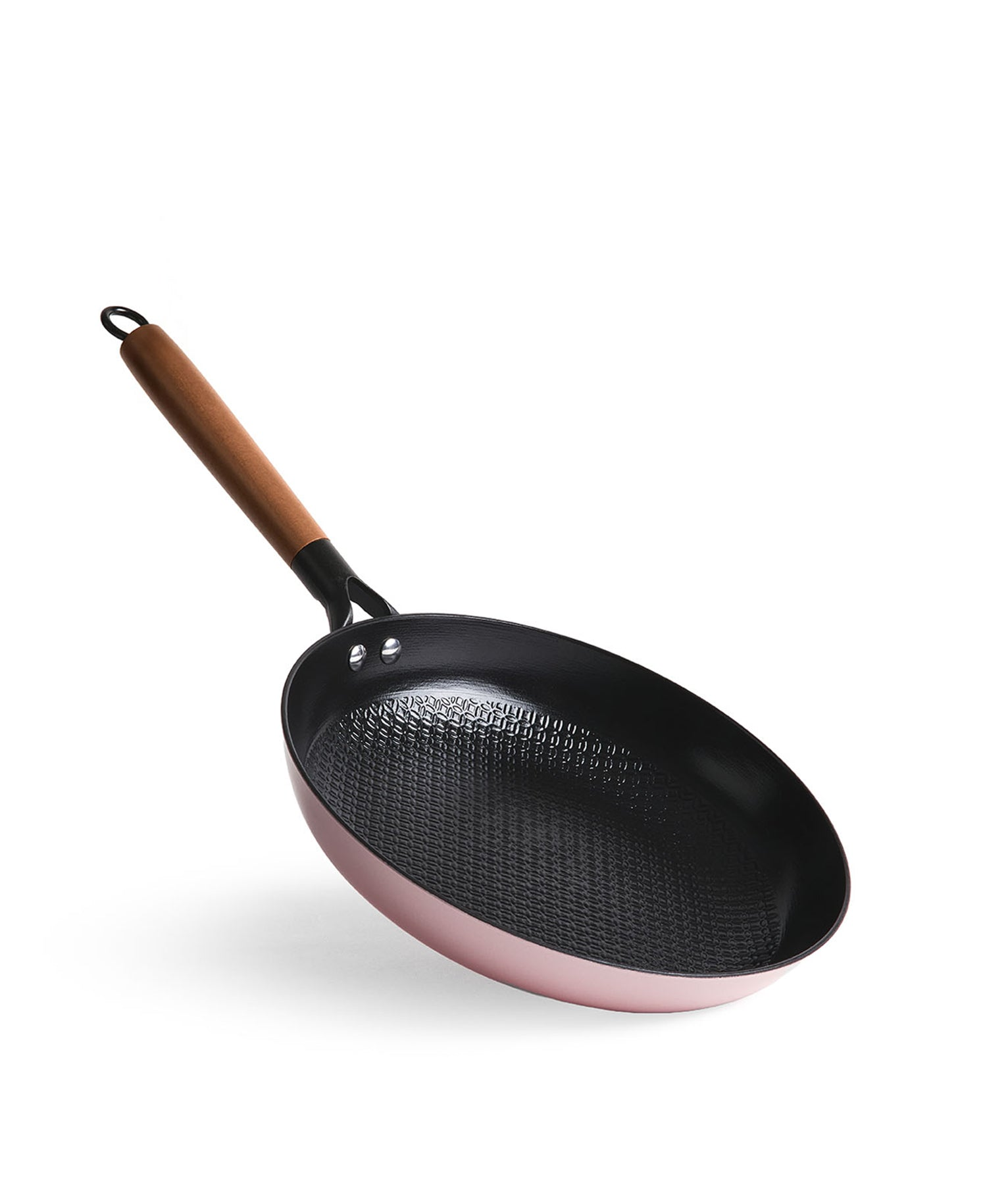 Una sartén rosa con base negra texturizada y mango de madera.