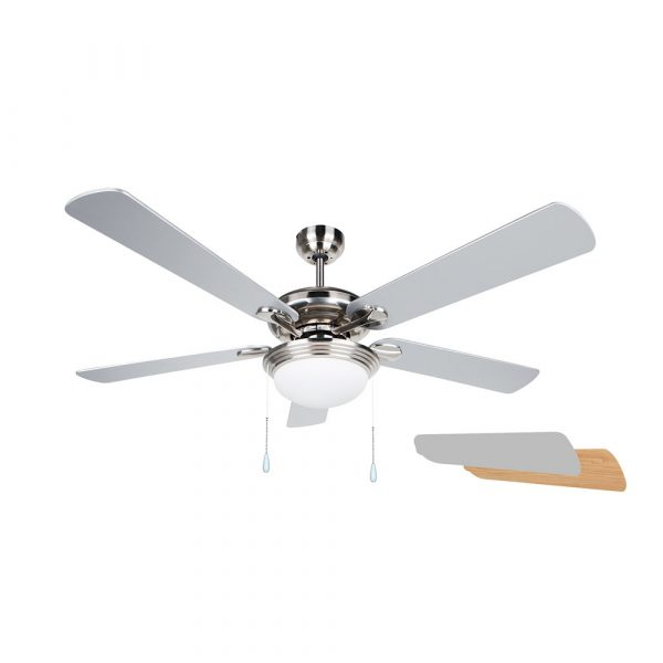 Un ventilador de techo plateado con cinco aspas y una lámpara.