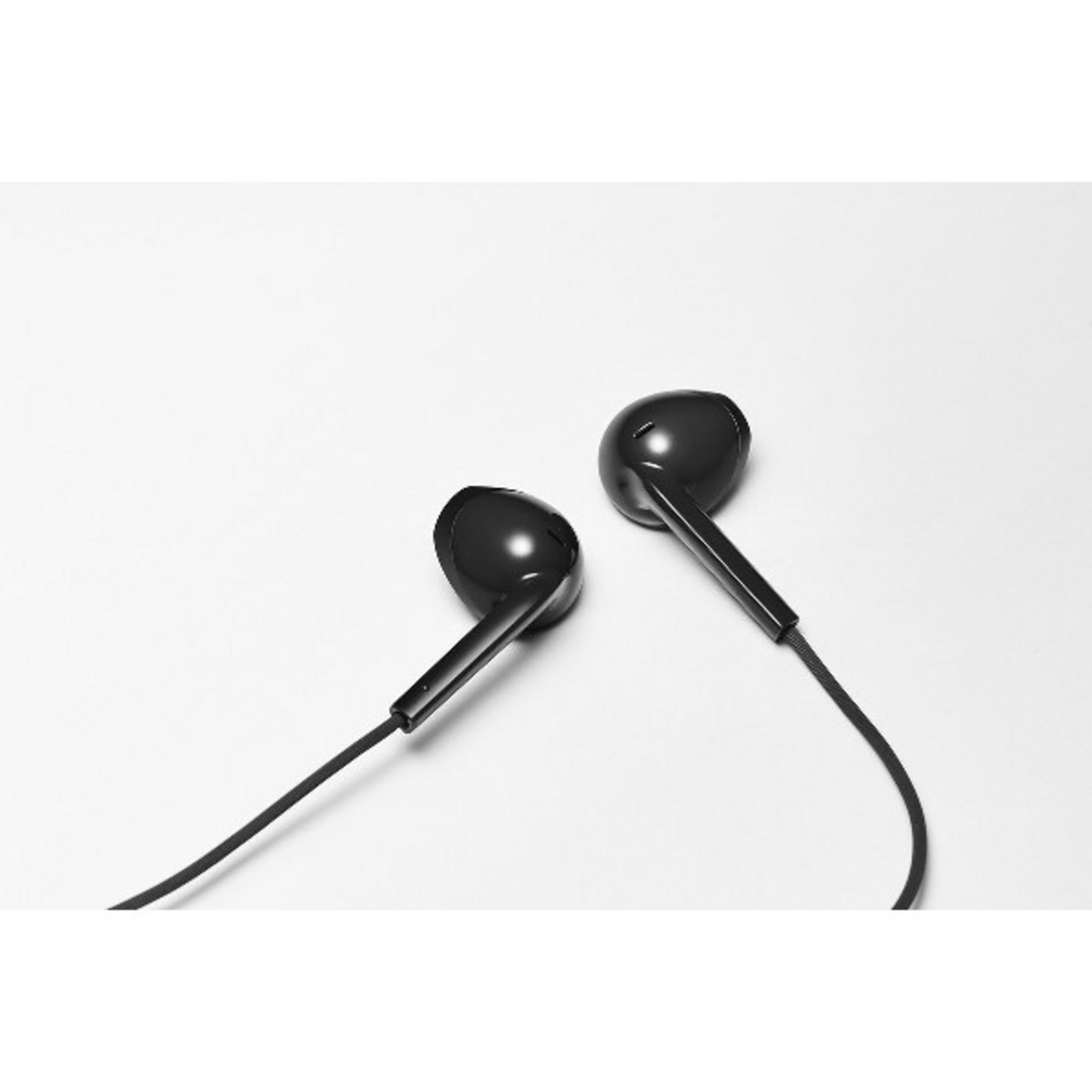 Due auricolari neri lucidi con cavi su sfondo bianco.