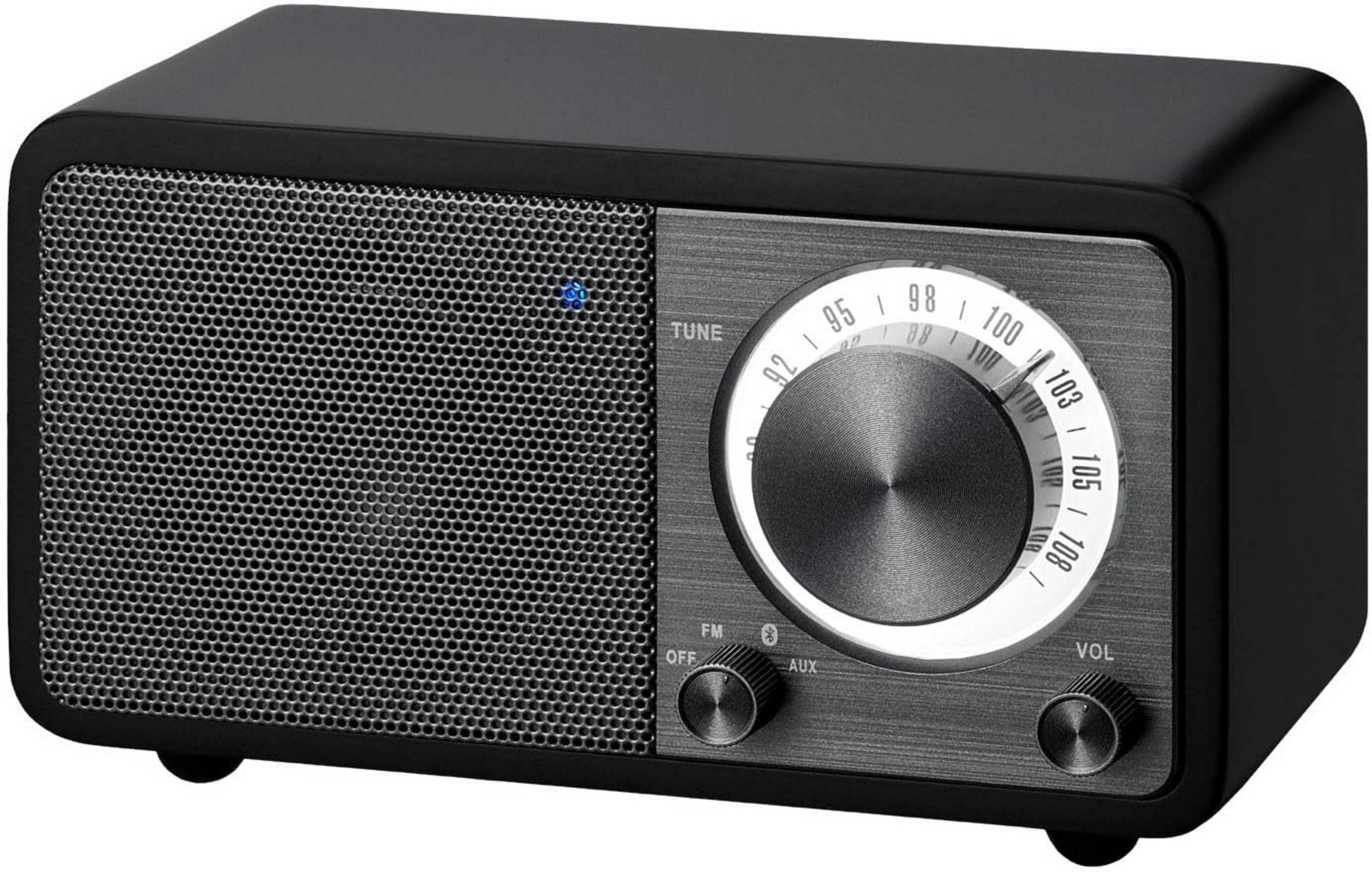 Una radio nera retrò con griglia dell'altoparlante argentata, quadrante di sintonia e manopole.