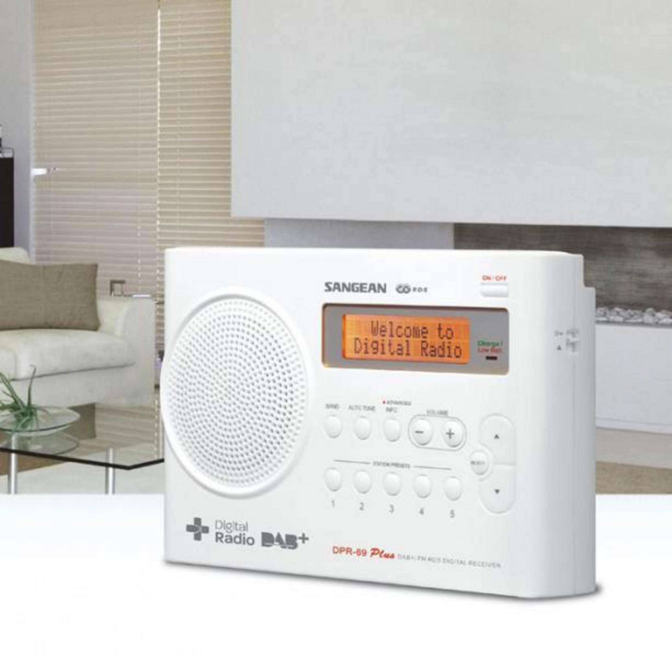 Una radio digitale Sangean bianca con schermo arancione che mostra "Welcome to Digital Radio".