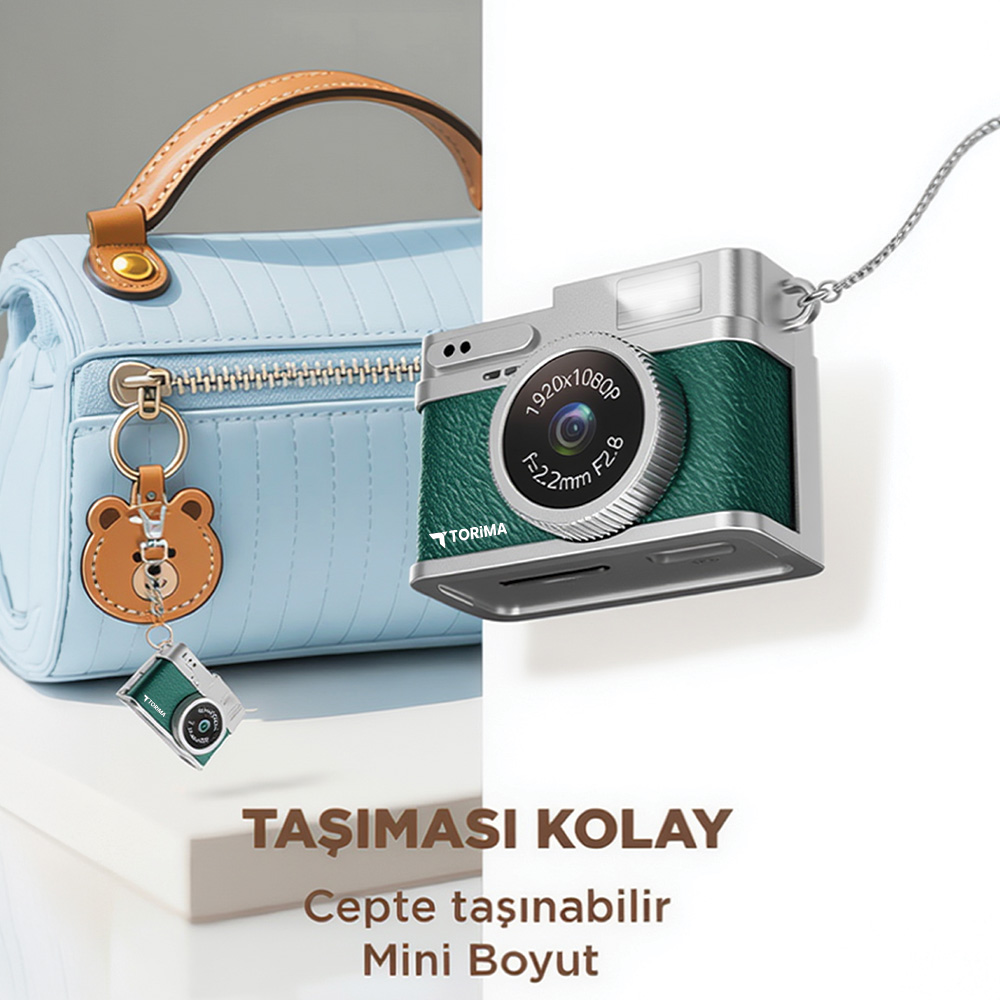 Ayıcık anahtarlıklı açık mavi çanta, küçük yeşil bir kameranın yanında.