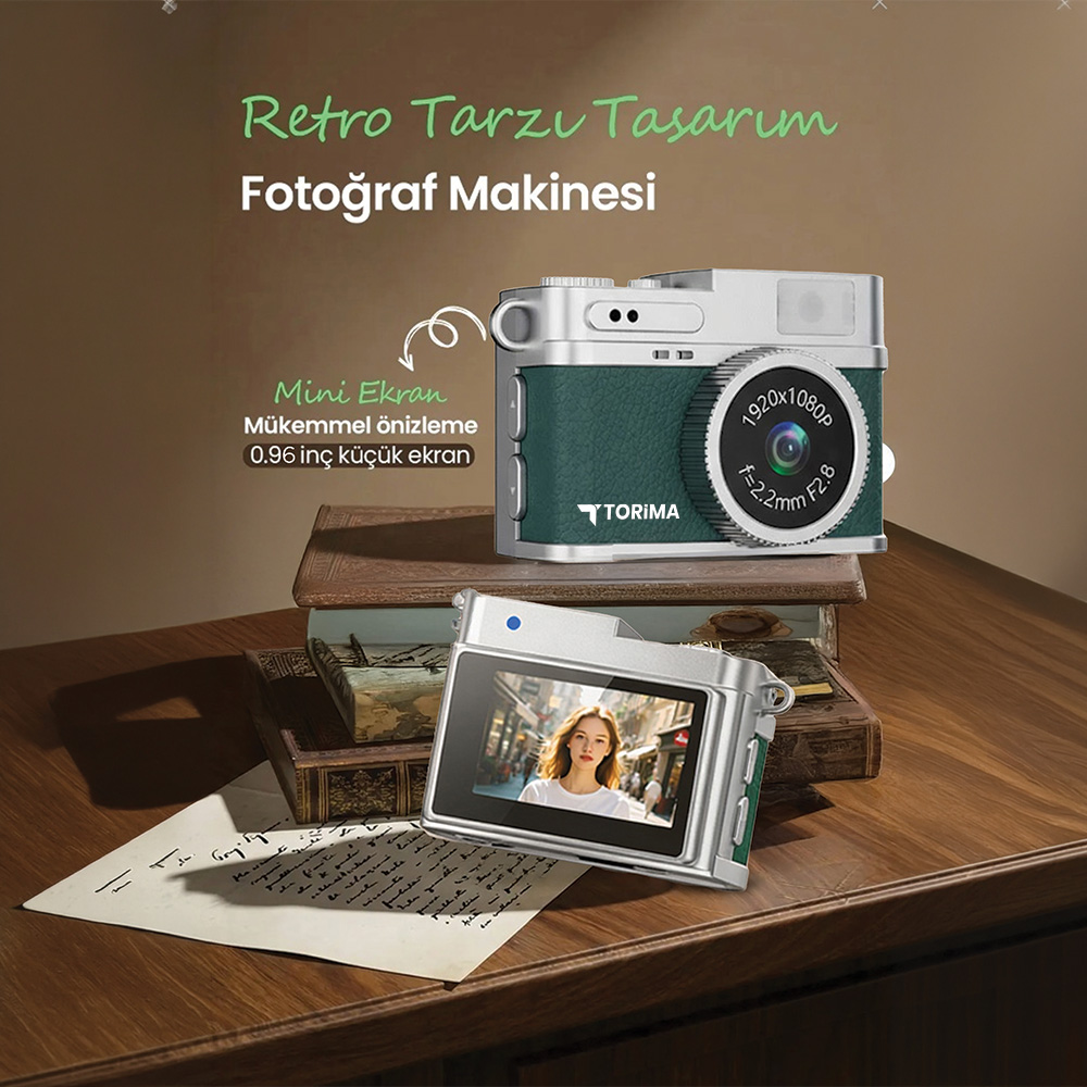 Ahşap masada iki retro kamera, biri yeşil detaylı, diğeri fotoğraf gösteriyor.