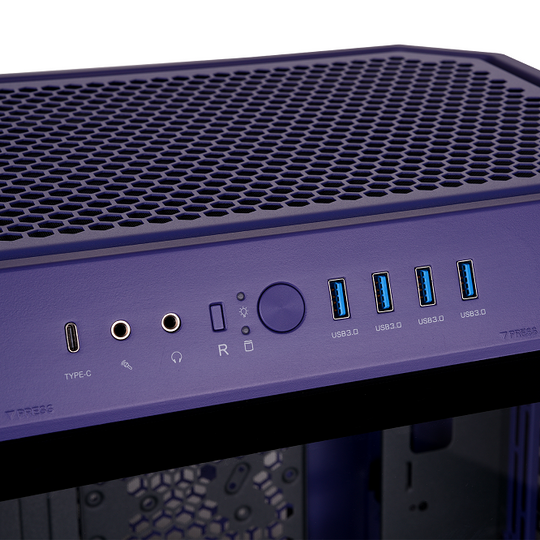 Vorderseite eines violetten Computergehäuses mit Anschlüssen wie USB-C, Audio, Mikrofon und USB 3.0.