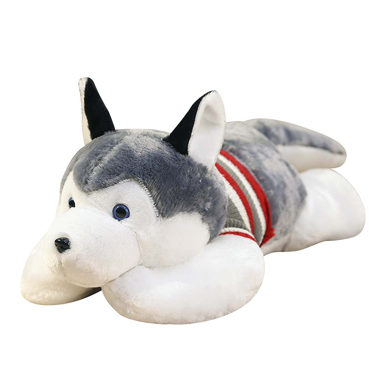 Un peluche husky giace a pancia in giù, indossa un maglione a righe.