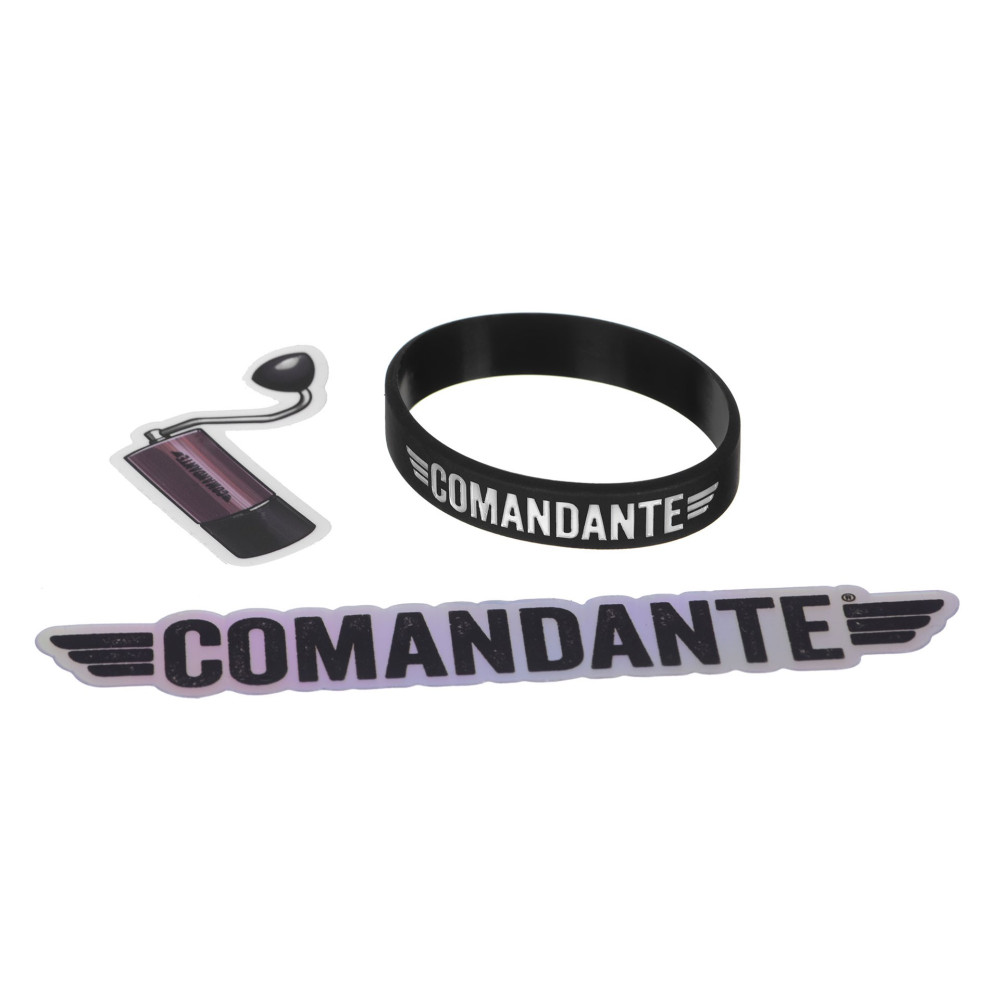 Czarna opaska i naklejki z napisem "Comandante" na białym tle.