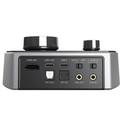 Retro di un dispositivo audio con porte: HDMI ARC, USB, ottico, ingresso/uscita di linea.