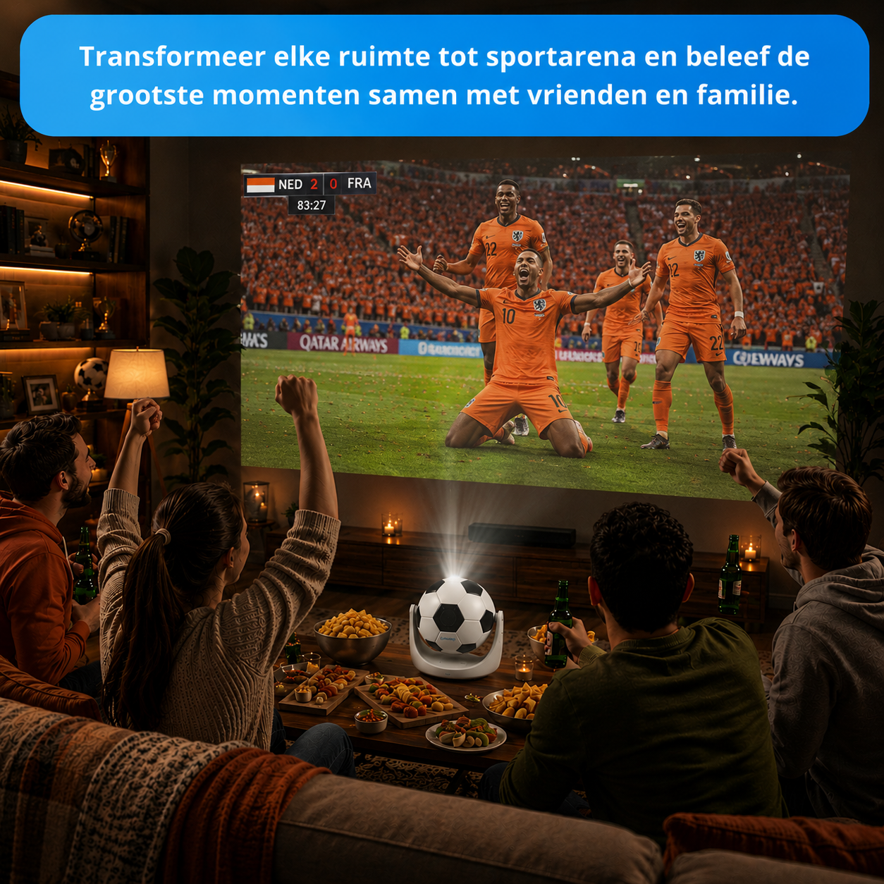 Freunde schauen Fußball auf einer Leinwand, ein Ballprojektor steht auf dem Tisch.