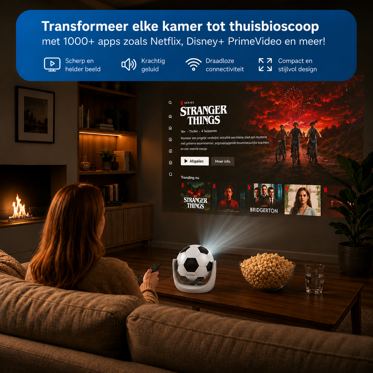 Eine Frau schaut auf eine Leinwand, auf der Stranger Things läuft. Ein Ball-Projektor steht auf dem Tisch.
