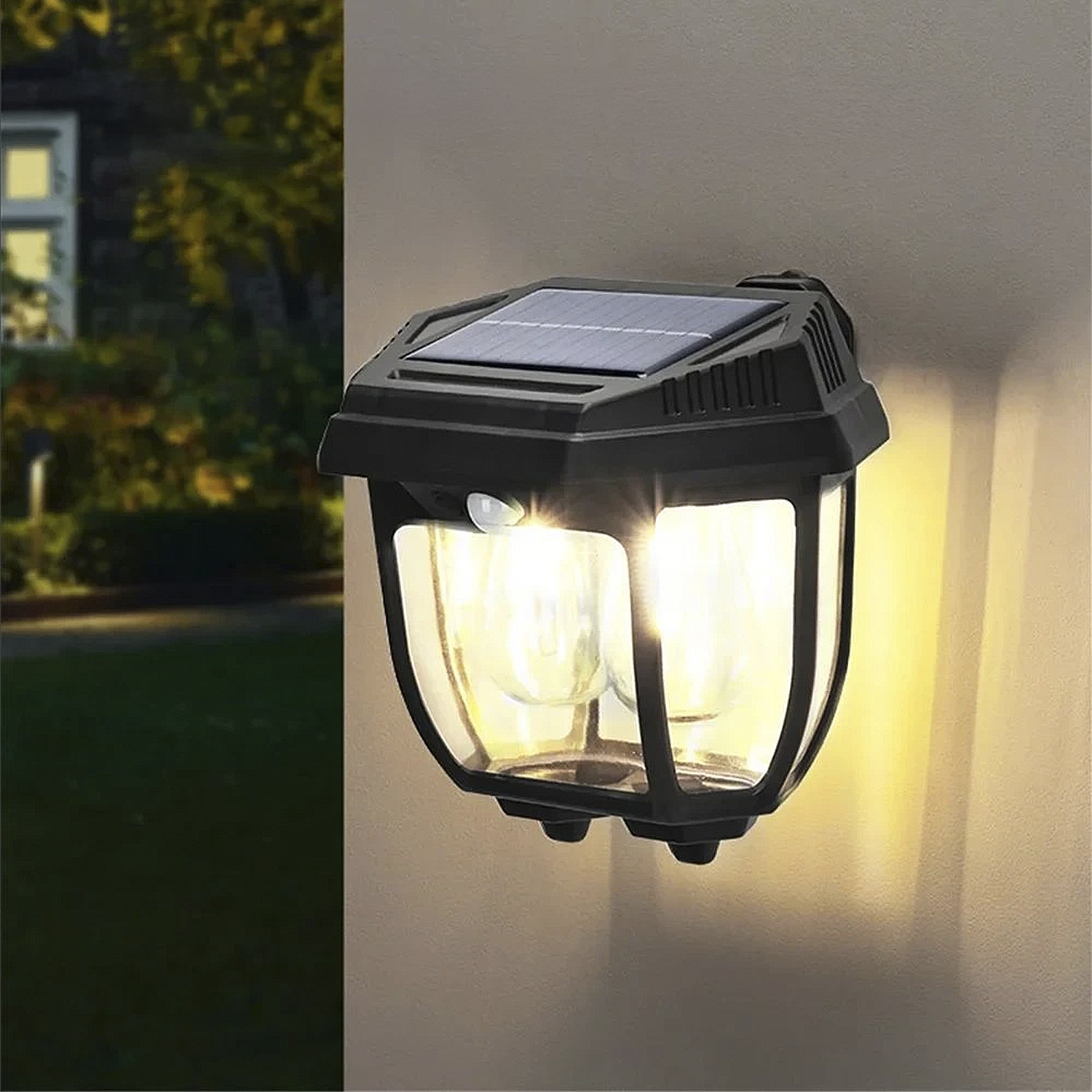 Lampada solare da parete con sensore di movimento e paralume a lanterna in vetro.