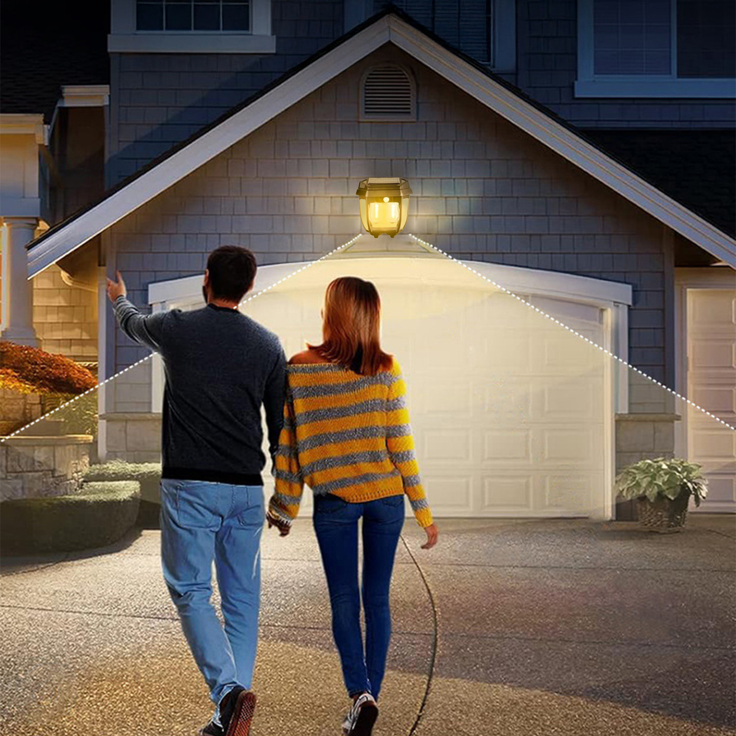 Una coppia cammina verso un garage, illuminata da una luce da parete.