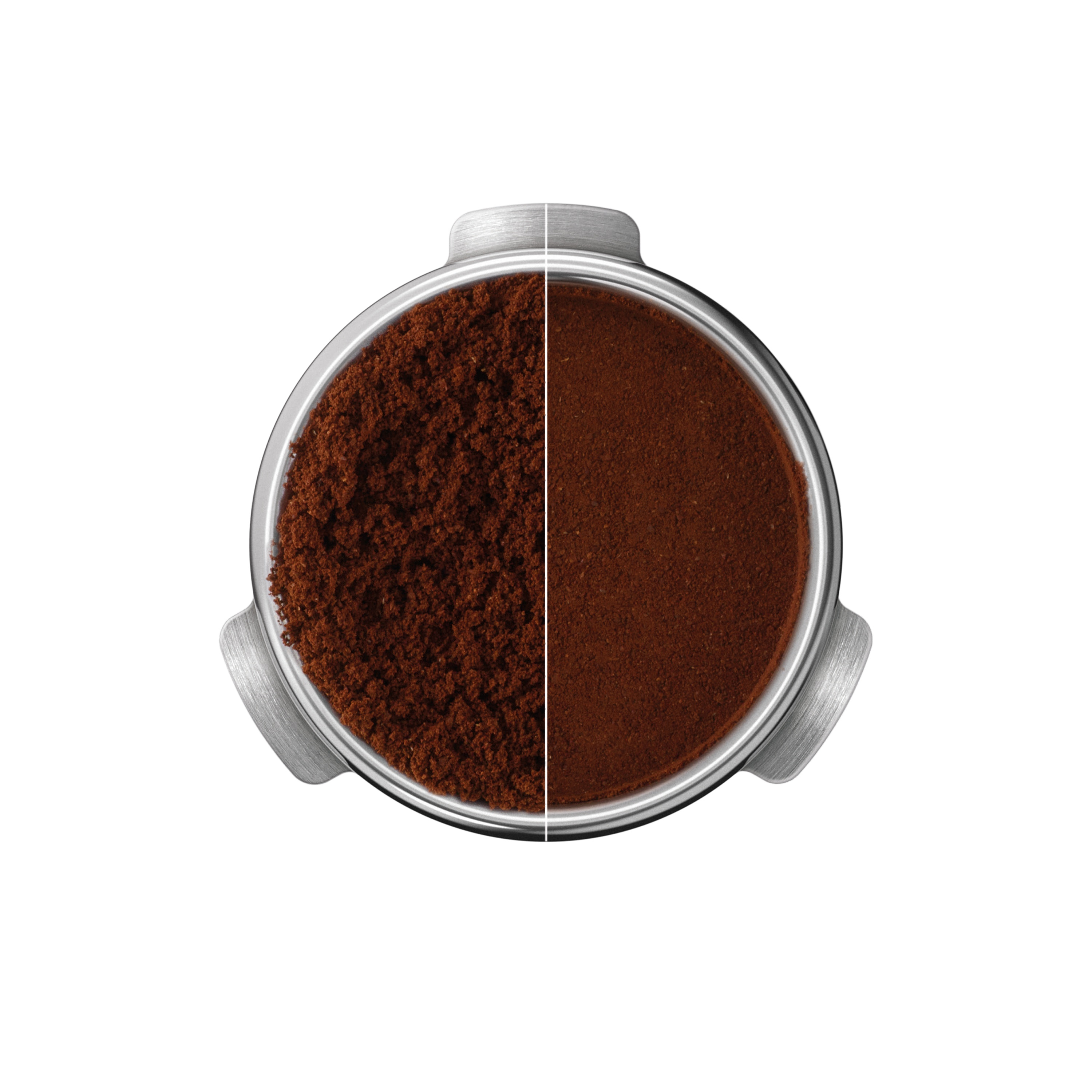 Un portafiltro diviso, che mostra caffè macinato grosso e fine.