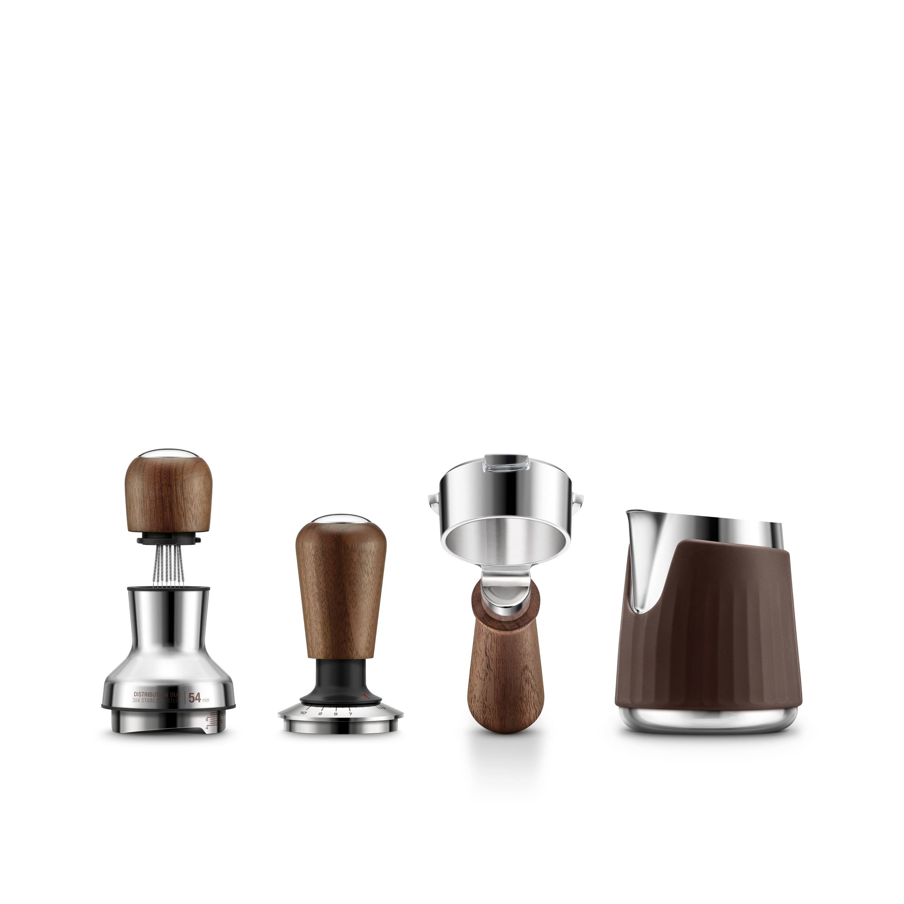 Strumenti per espresso: pressino, distributore, portafiltro e lattiera su bianco.