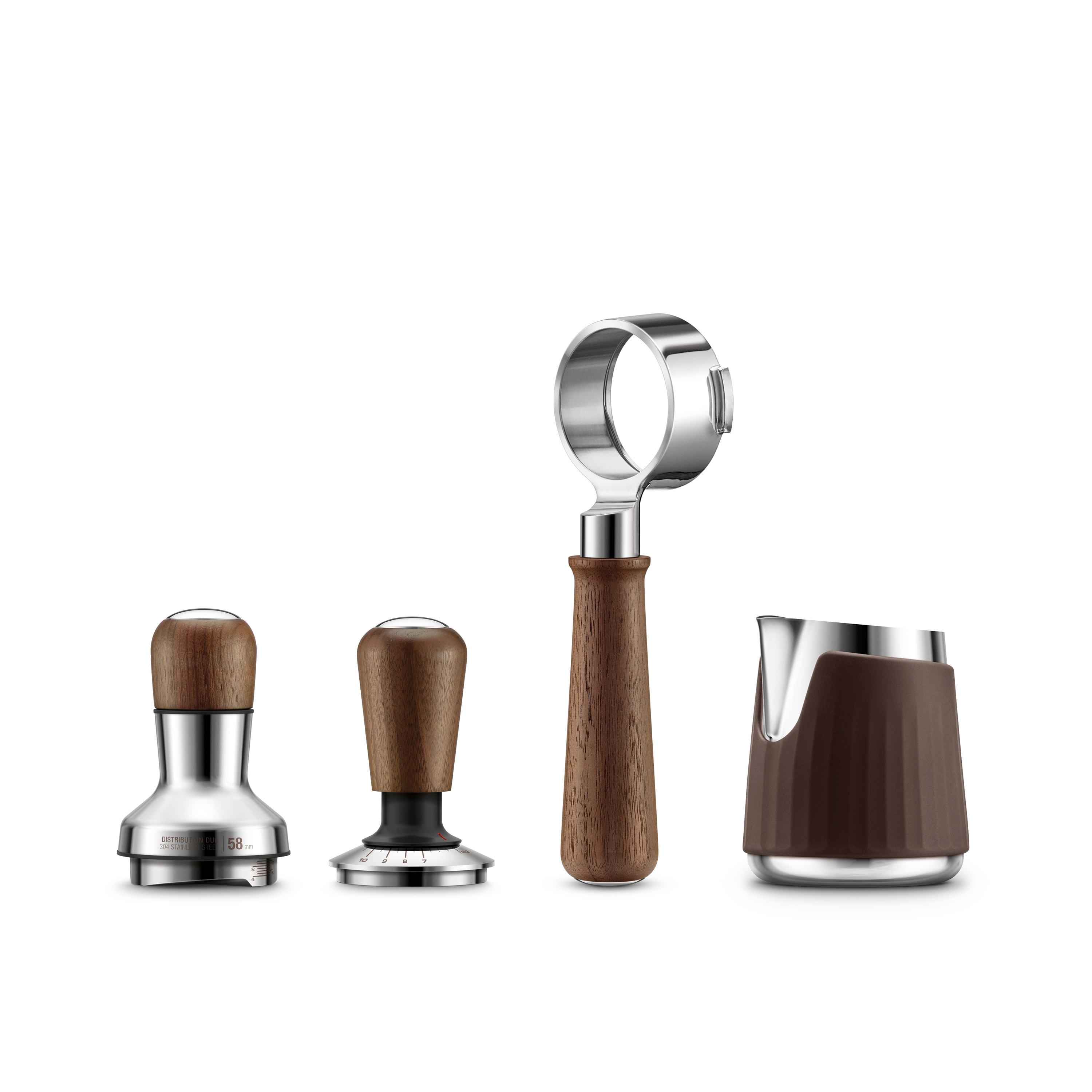 Vier Kaffeezubehörteile mit Holzgriffen: Tamper, Verteiler und Kännchen.