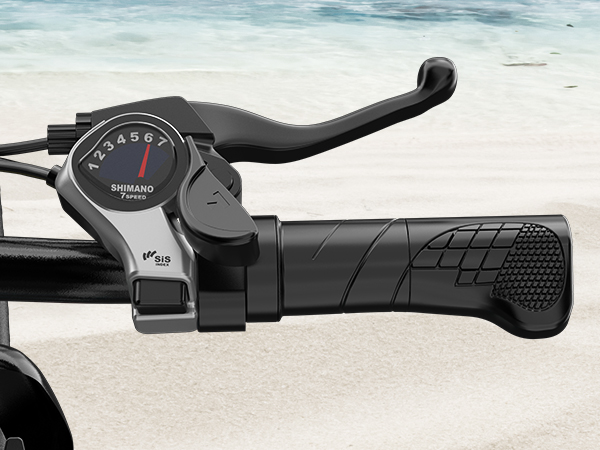 Manopola cambio bici 7 velocità e impugnatura su sabbia in spiaggia.