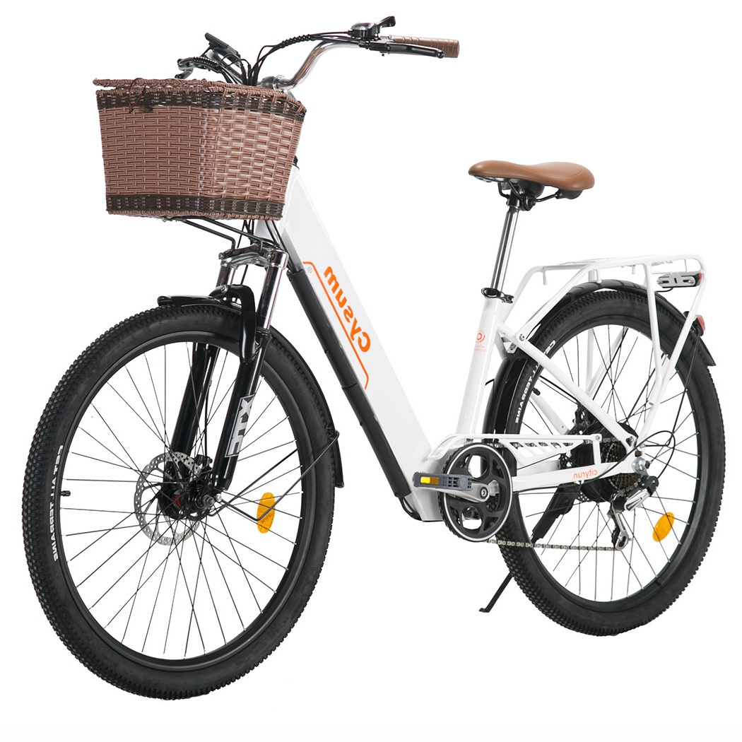 Bici elettrica bianca con cestino e sella marroni, freni a disco e portapacchi posteriore.