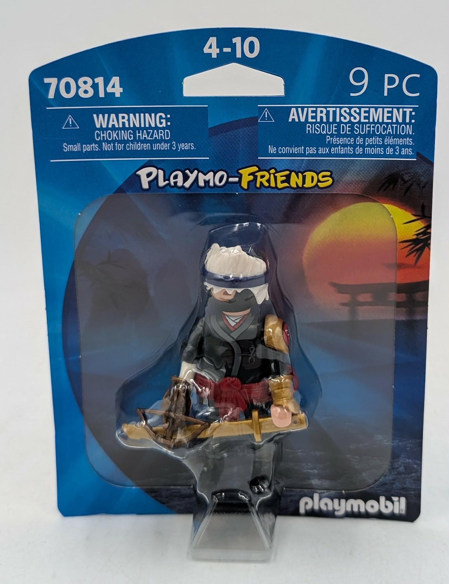Personaggio Playmobil in stile ninja con balestra, nella confezione.