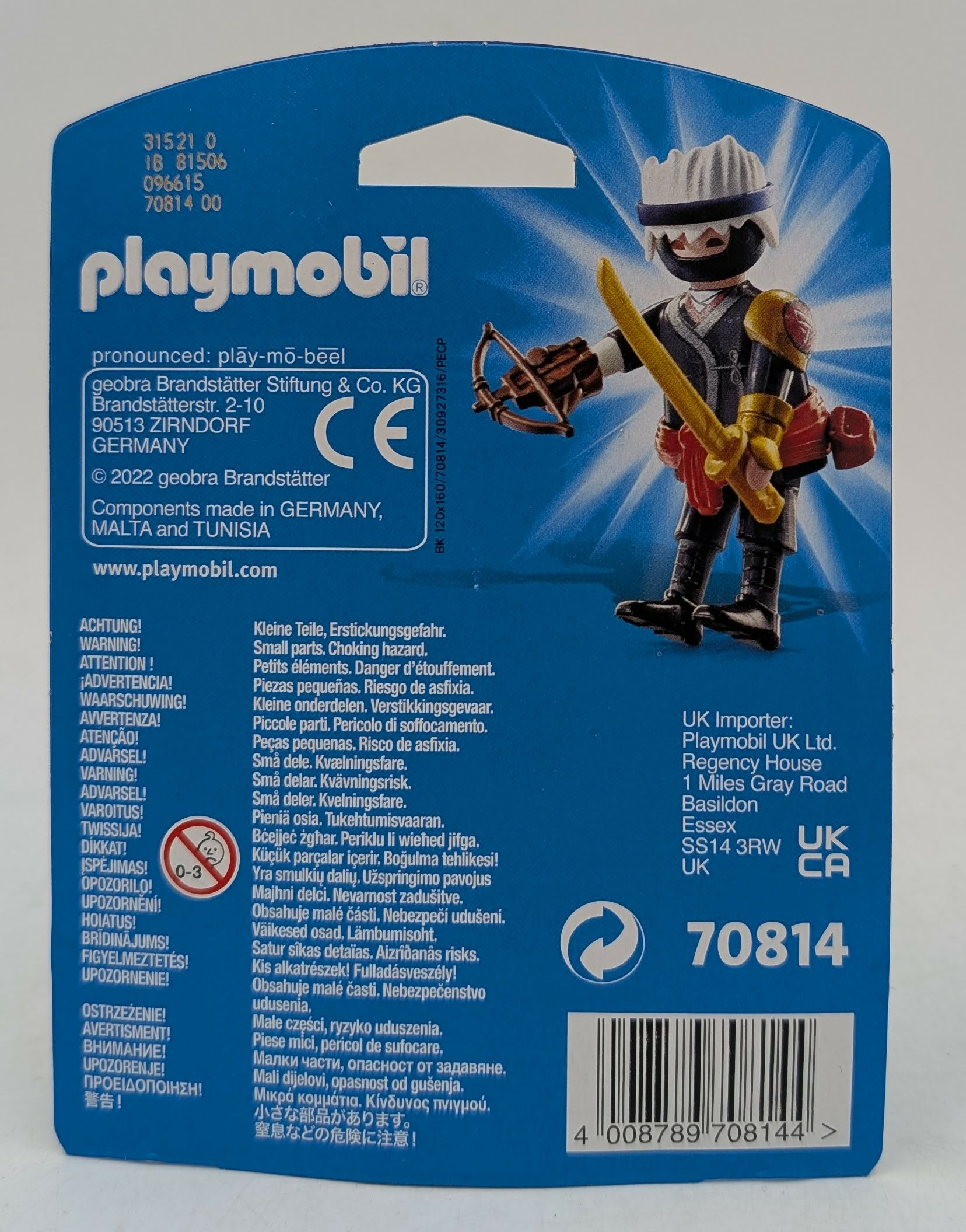 Personaggio Playmobil con spada e balestra su sfondo blu.