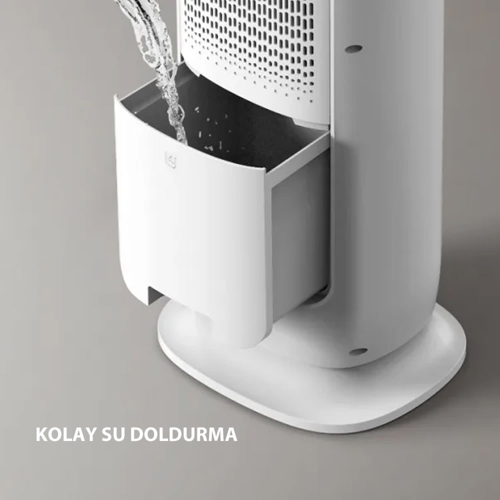 Cihazın beyaz haznesine su dökülüyor.