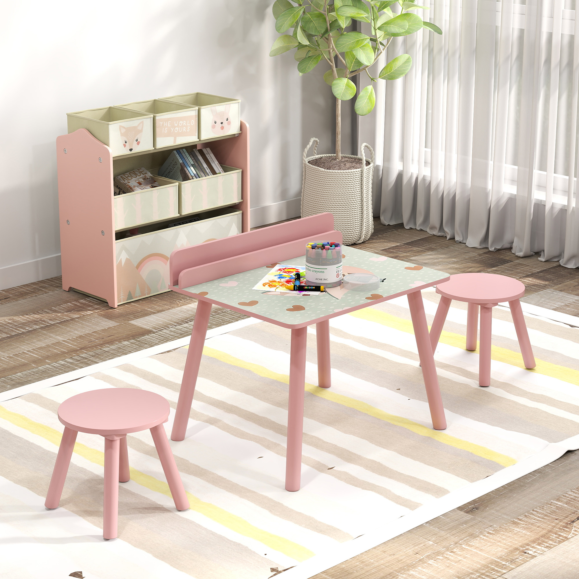 Una mesa rosa y dos taburetes con un estante de juguetes en una habitación infantil.