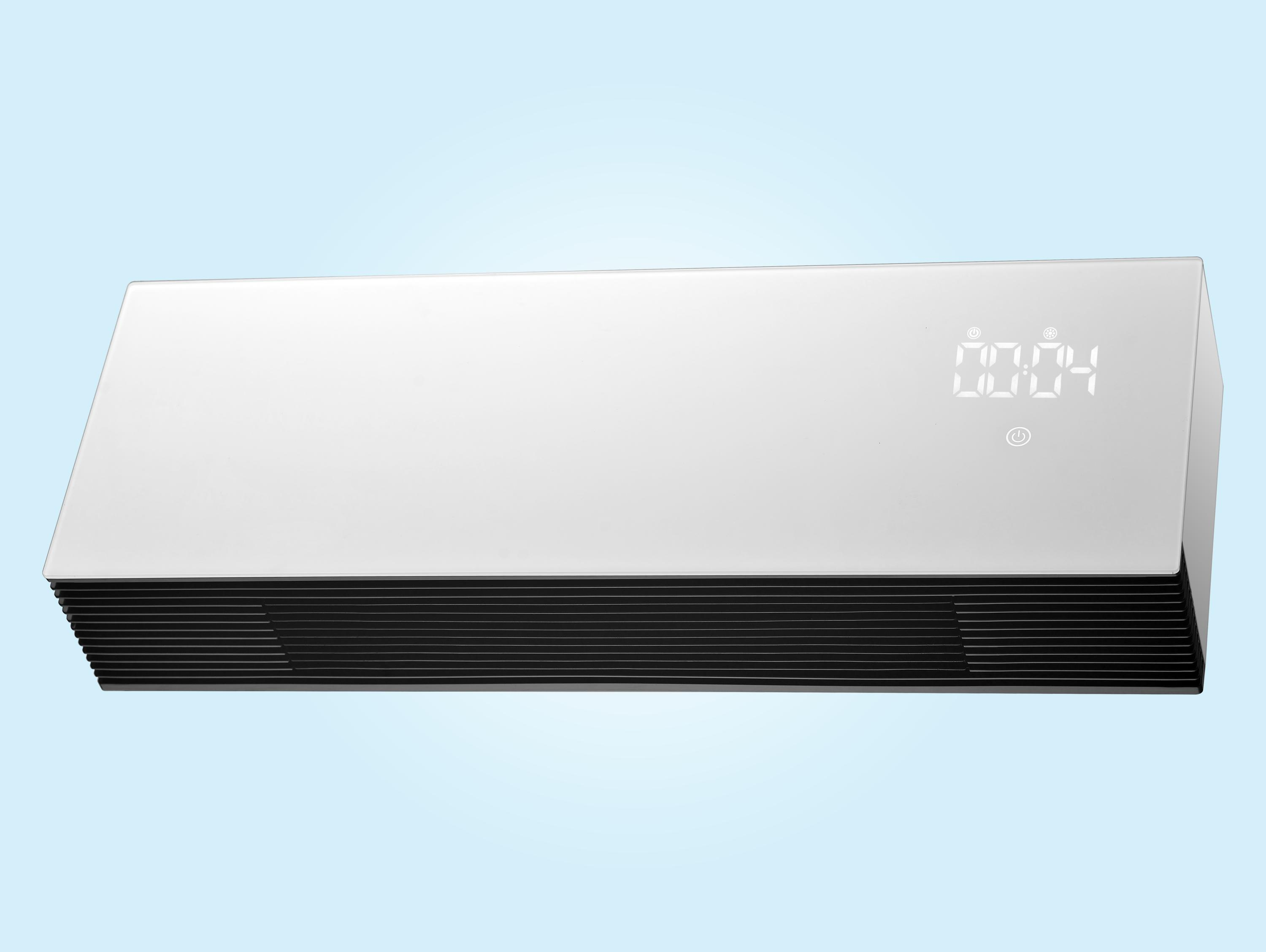 Calentador de ventilador blanco con rejillas y pantalla digital.