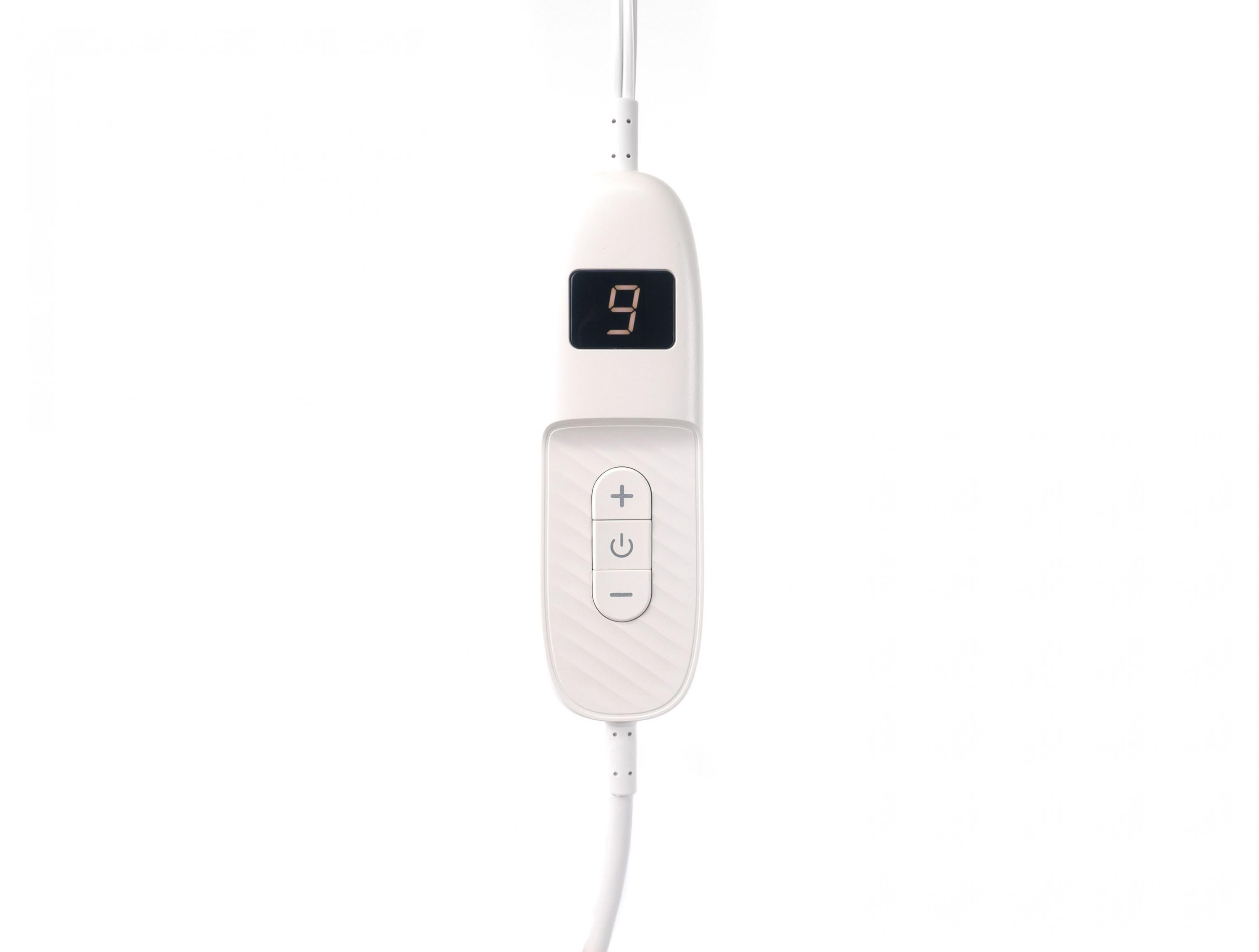 Un controlador eléctrico blanco con pantalla digital que muestra el número 9.