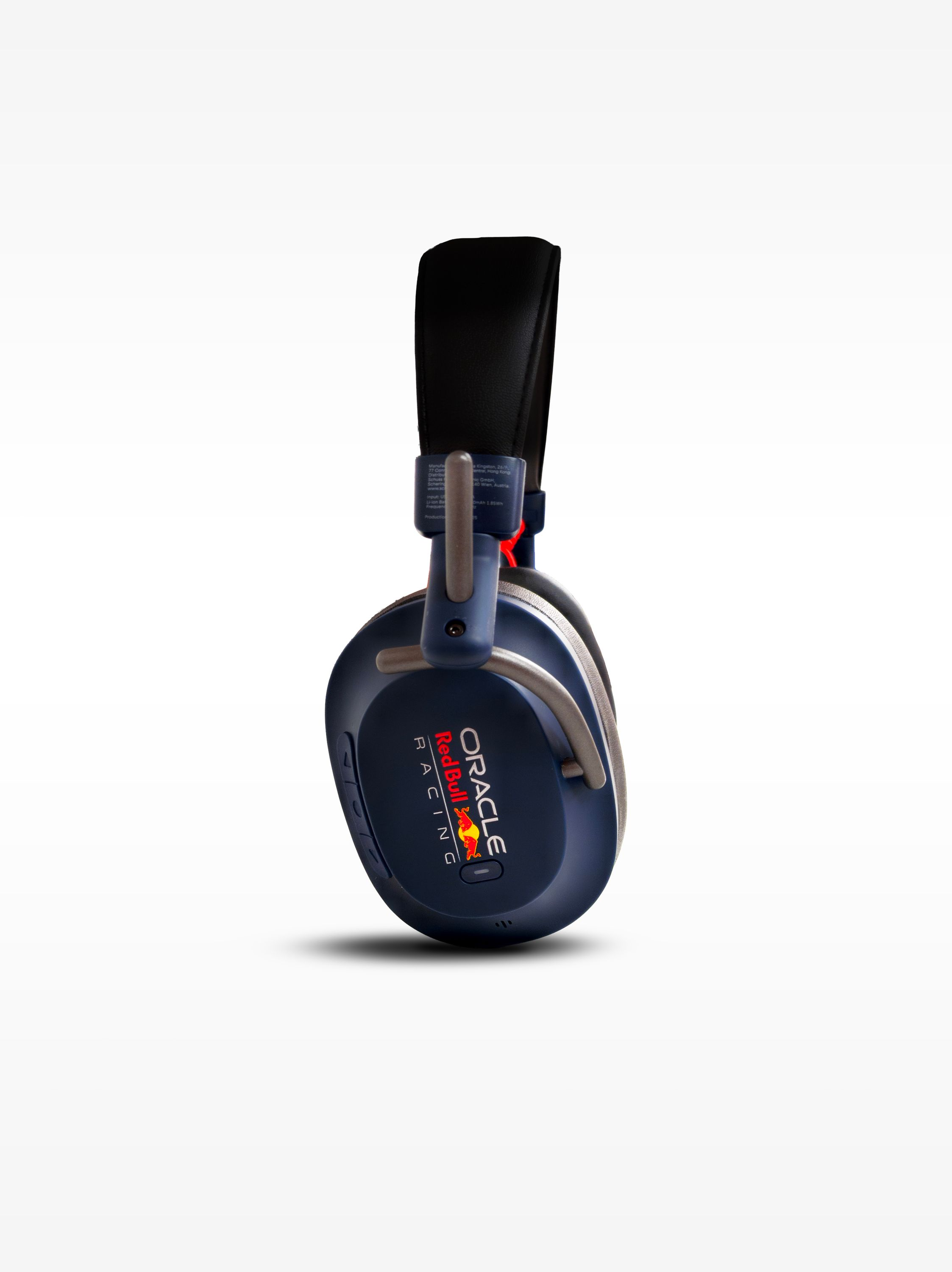 Dunkelblaue Kopfhörer mit rotem Red Bull Racing Logo und Oracle Schriftzug.