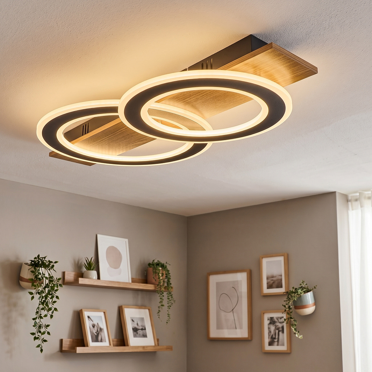 Eine moderne Deckenleuchte mit zwei verschlungenen Ringen und Holzdetails.