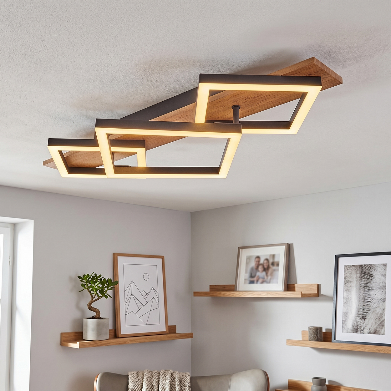 Moderne Deckenleuchte mit Holz und LED-Rahmen auf weißer Decke.