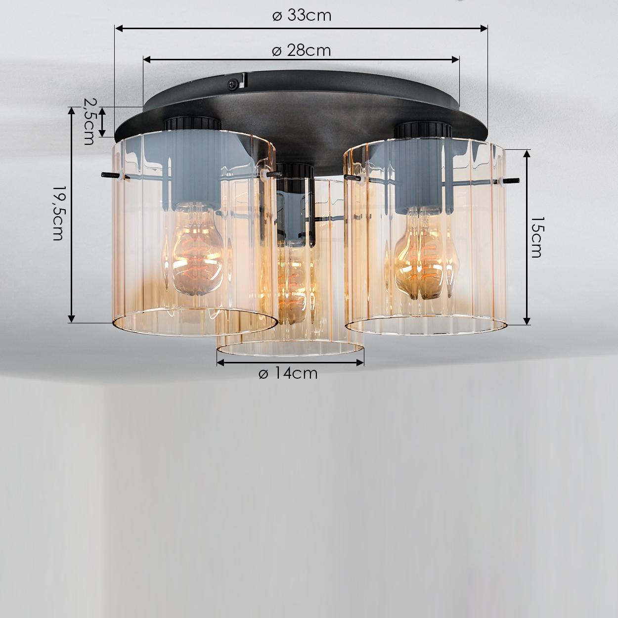 Deckenleuchte mit 3 bernsteinfarbenen Glasschirmen und sichtbaren Glühbirnen. Maße angegeben.
