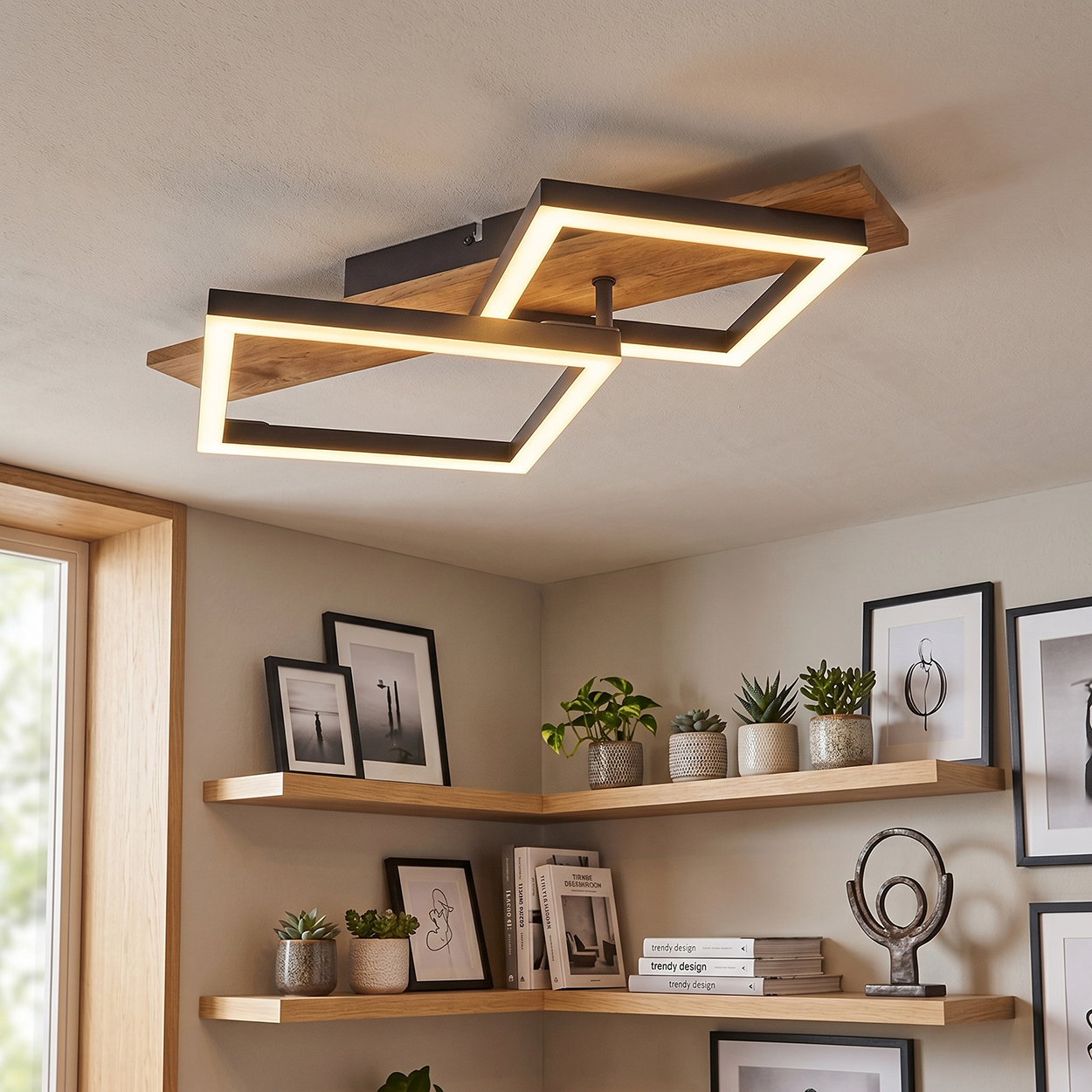 Moderne Deckenleuchte mit Holz und Metallrahmen, beleuchtet von LED-Streifen.