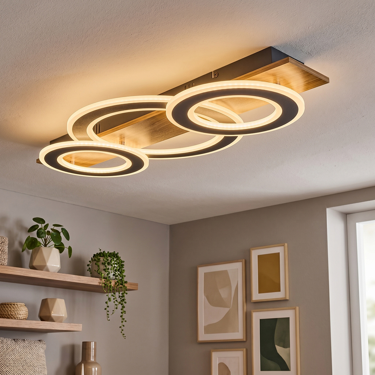 Moderne Deckenleuchte mit vier Ringen aus Holz und schwarzem Metall.