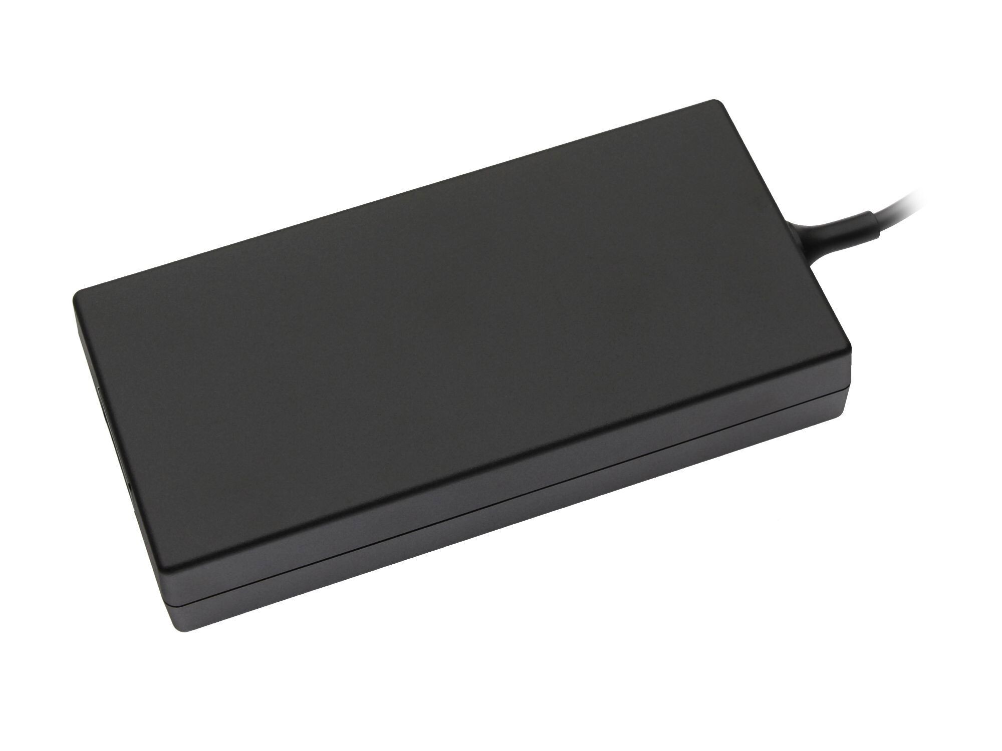 Schwarzer rechteckiger Netzteiladapter mit Kabelanschluss auf weißem Hintergrund.