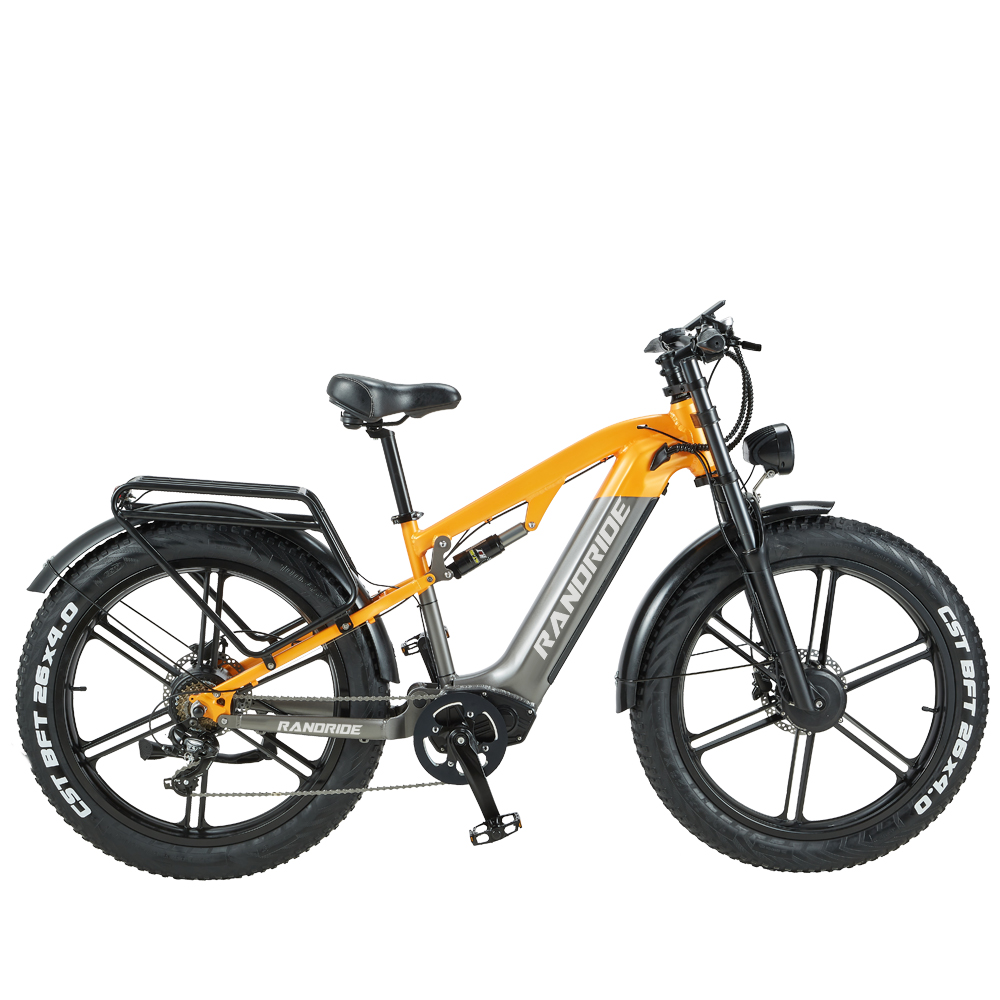 Ein orange-graues E-Bike mit dicken Reifen und Gepäckträger steht vor weißem Hintergrund.