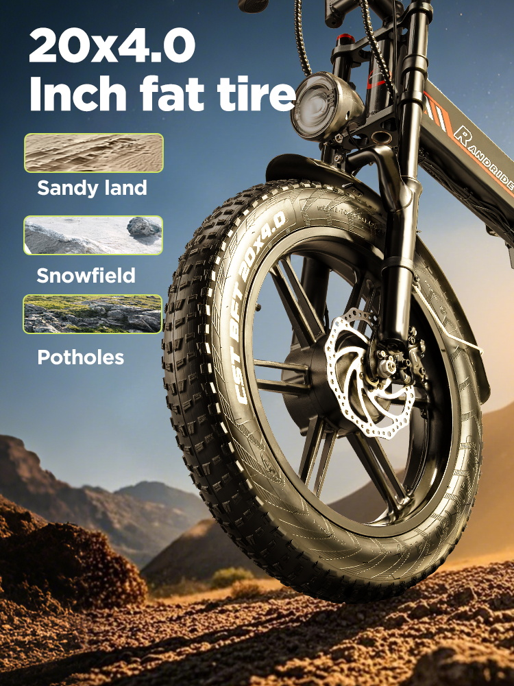 Fettreifen eines E-Bikes vor bergiger Kulisse, mit Nahaufnahmen von Sand, Schnee und Schlaglöchern.